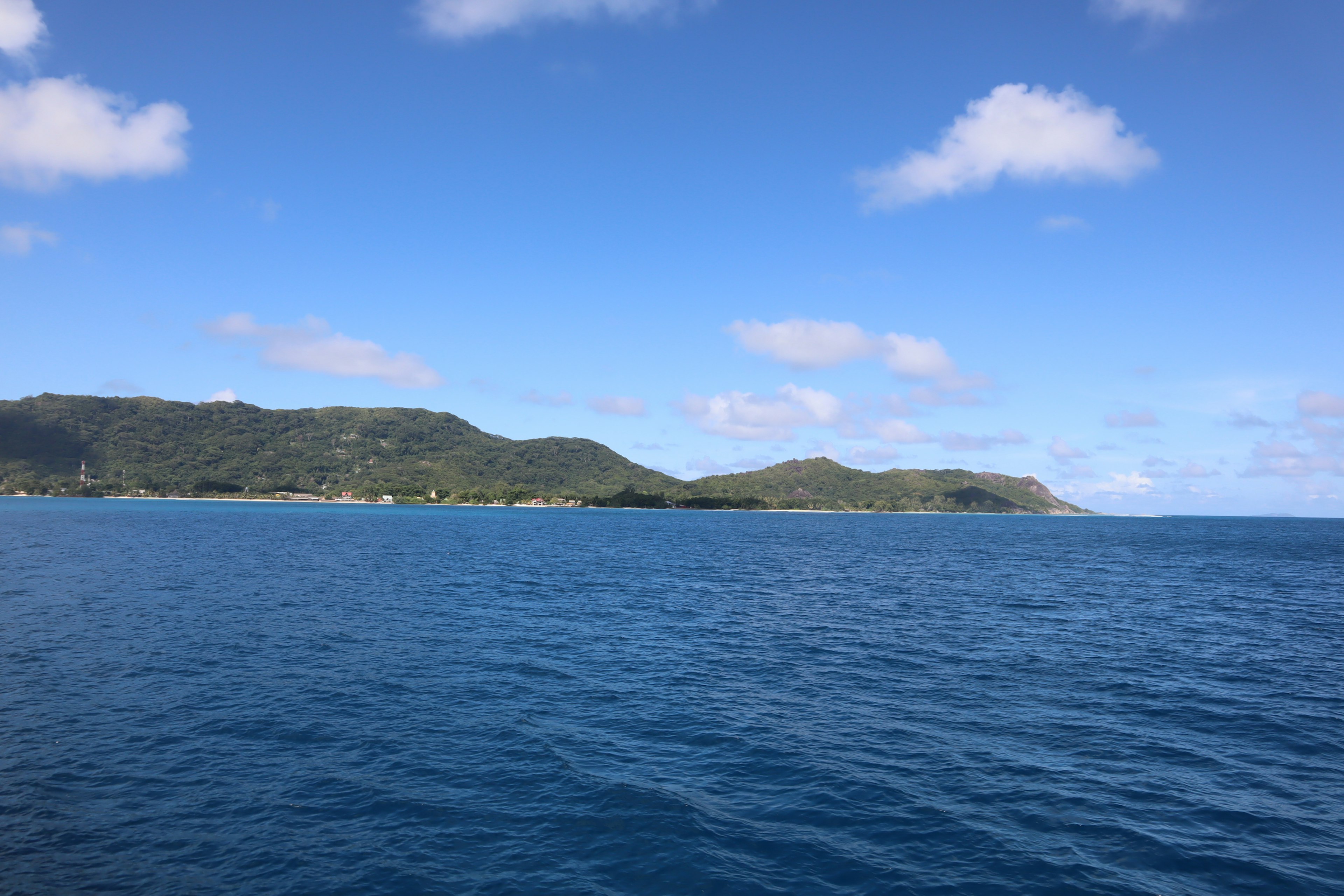 Vue panoramique d'une île avec océan bleu et ciel dégagé