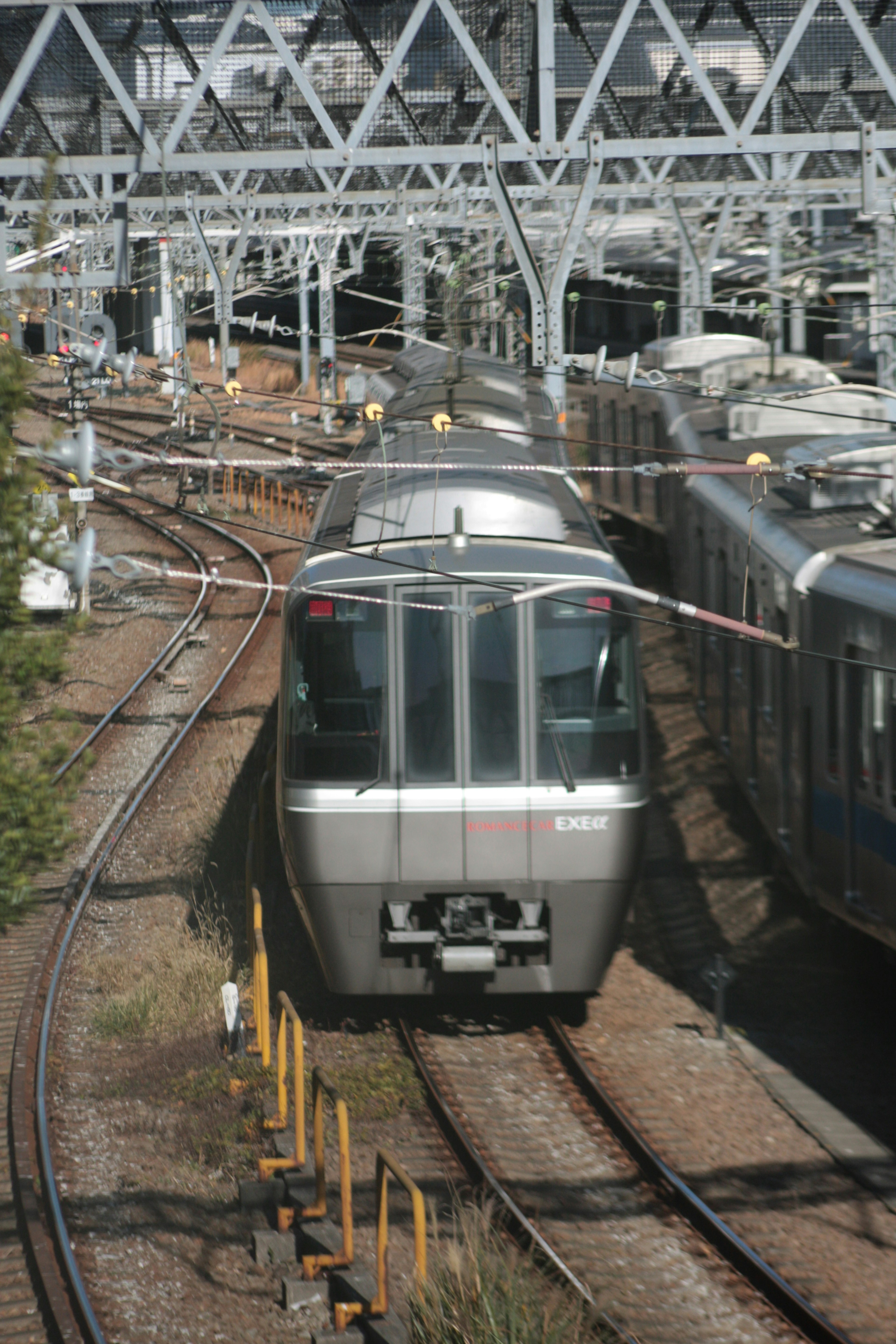 Treno moderno su binari con altri treni sullo sfondo