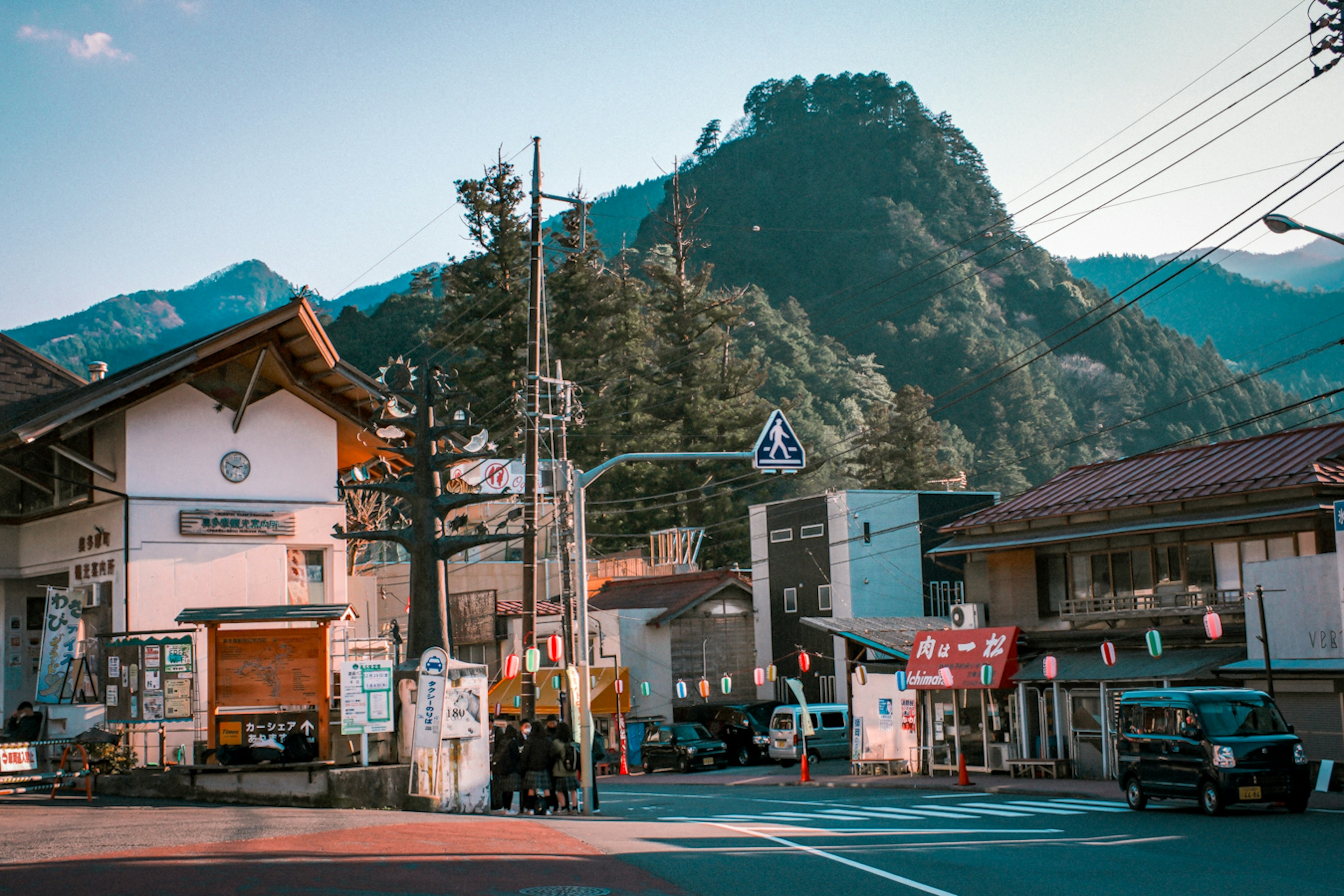 山脉背景下的商业区风景