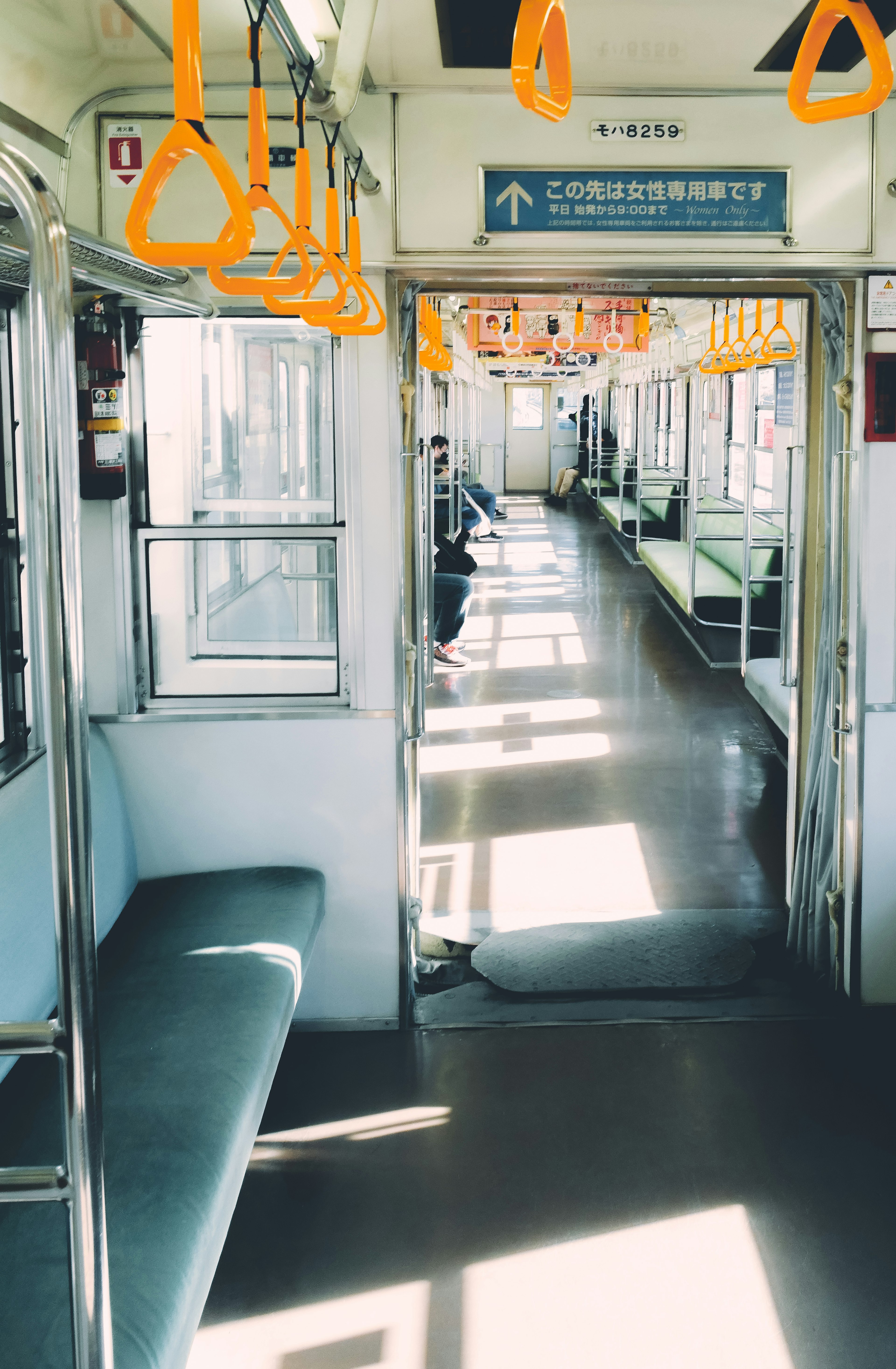 Vue intérieure d'un train avec une lumière vive des rampes orange et des sièges vides