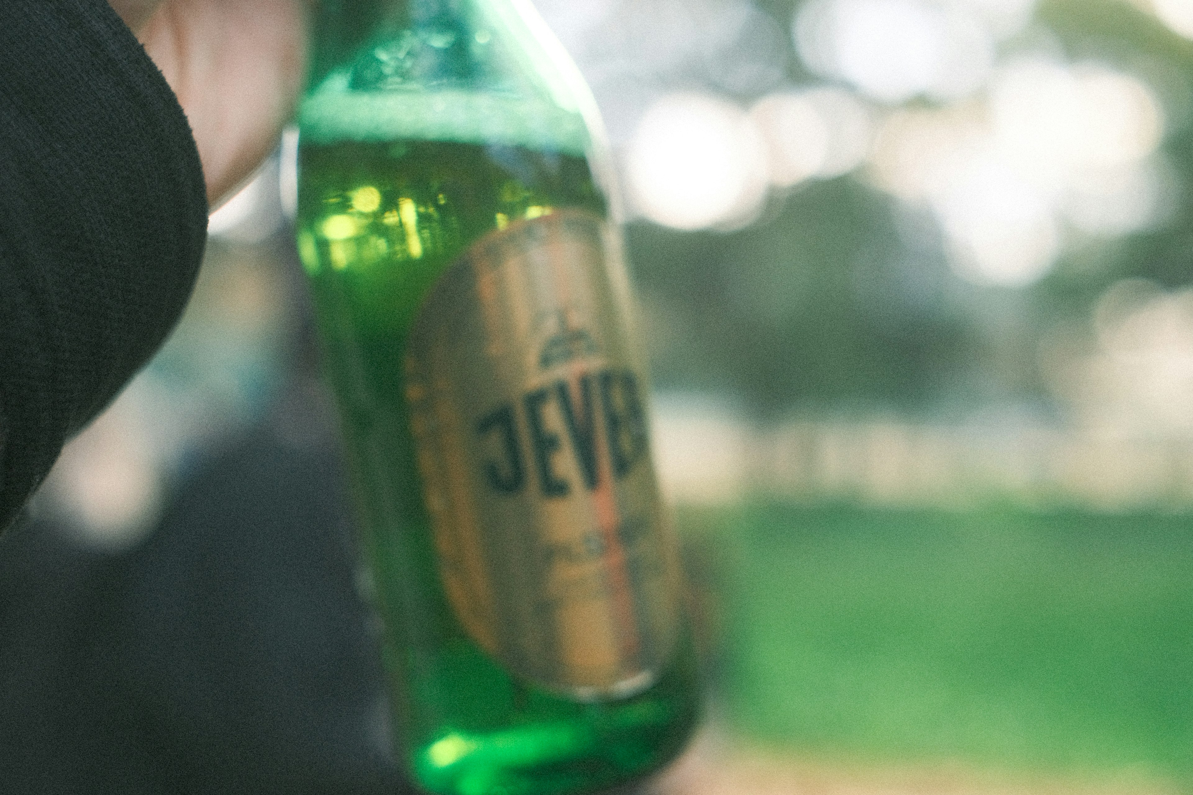 綠色瓶子的特寫，標籤上寫著'JEVER'