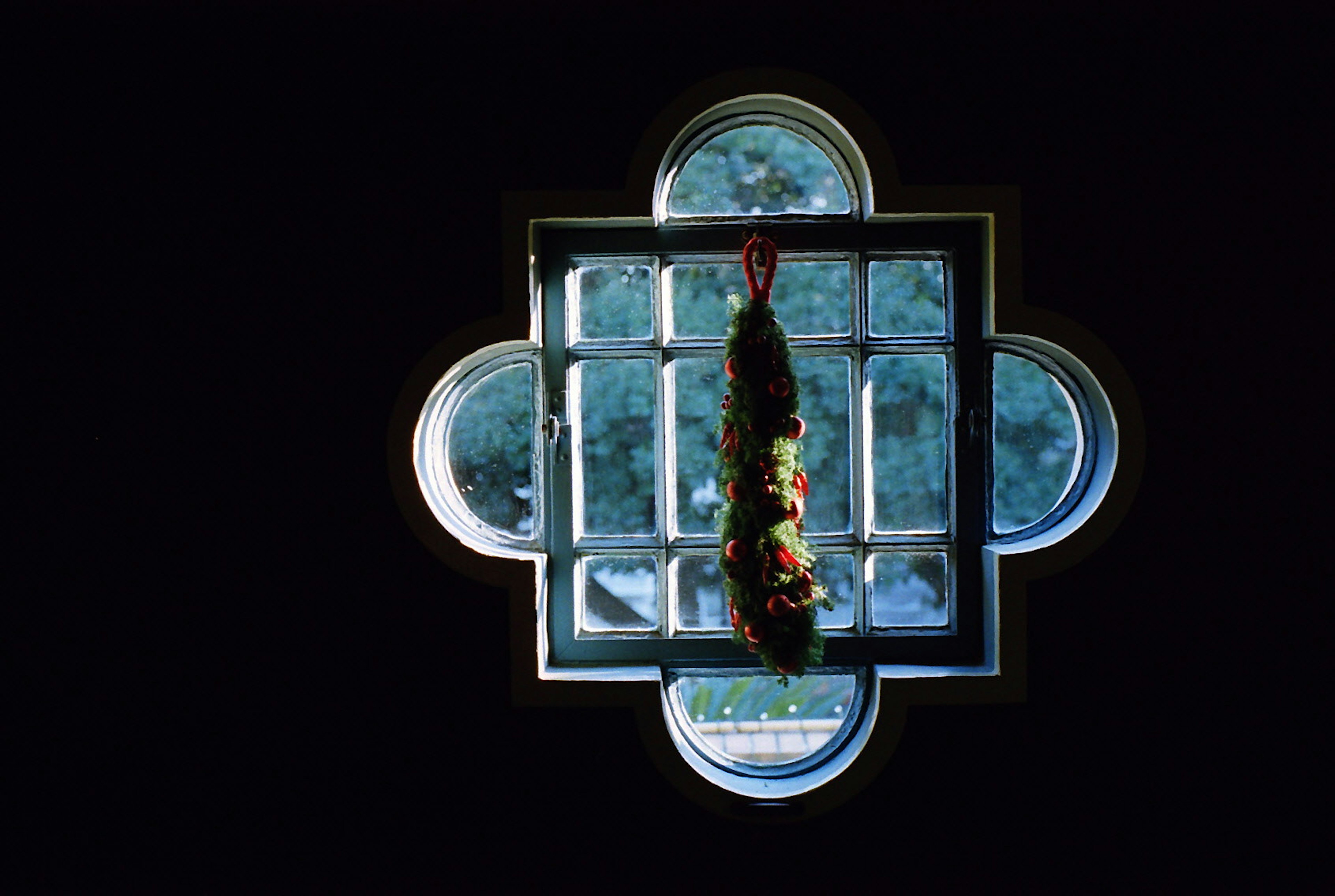 Elemento decorativo colgado en una ventana de forma única