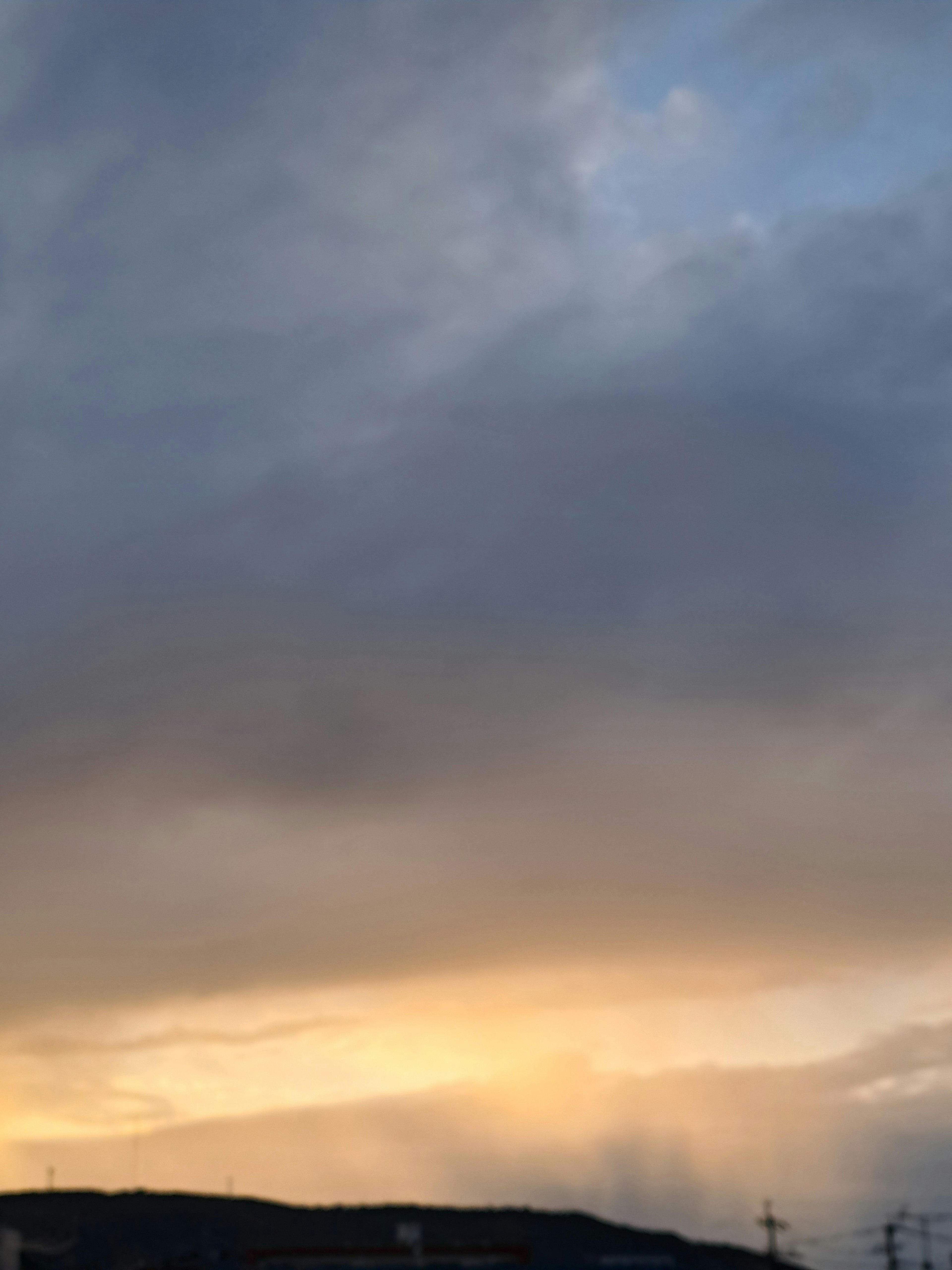 Nubes grises con luz naranja en el cielo de la tarde