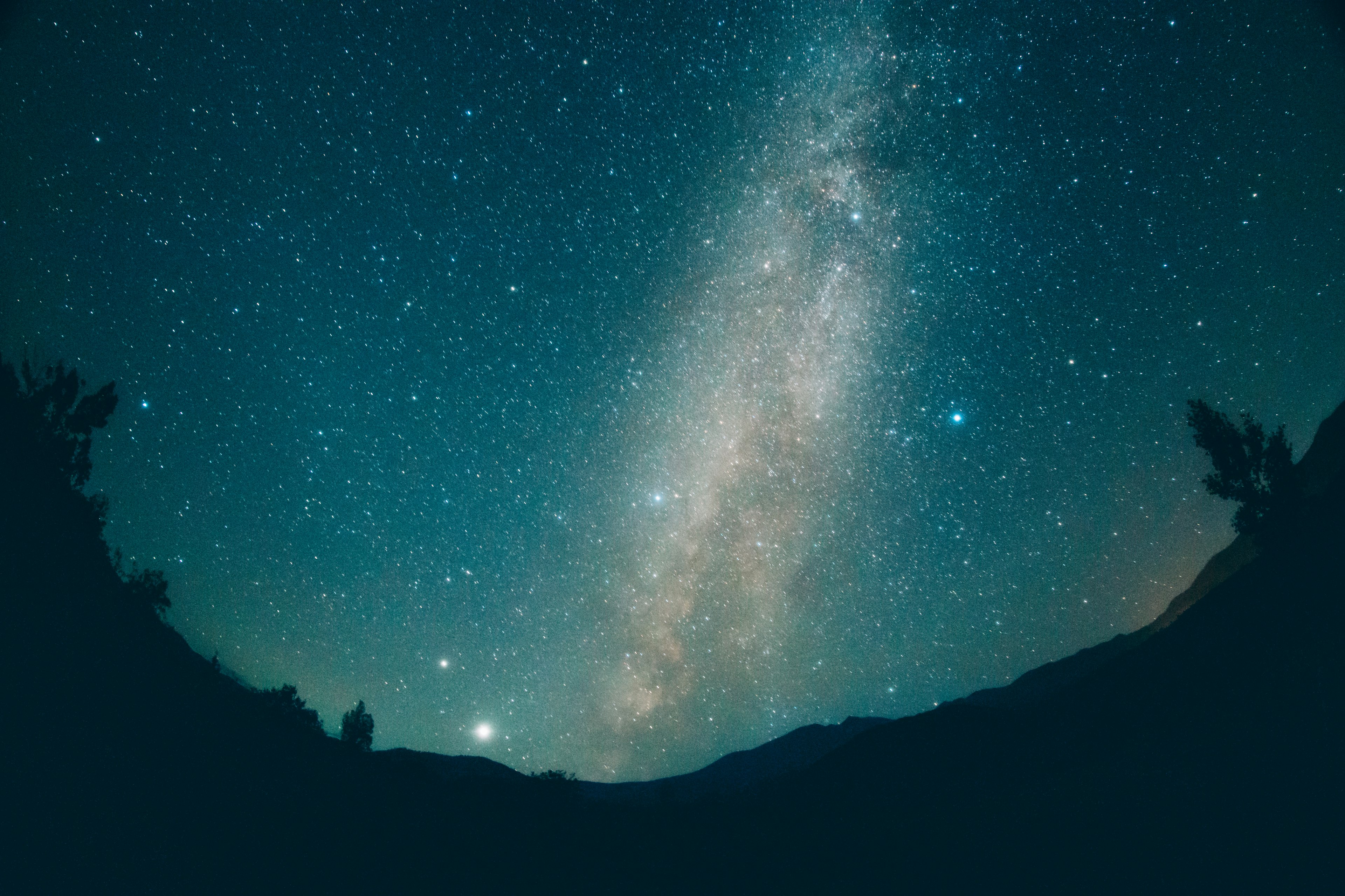 Bellissimo cielo notturno con la Via Lattea e stelle brillanti