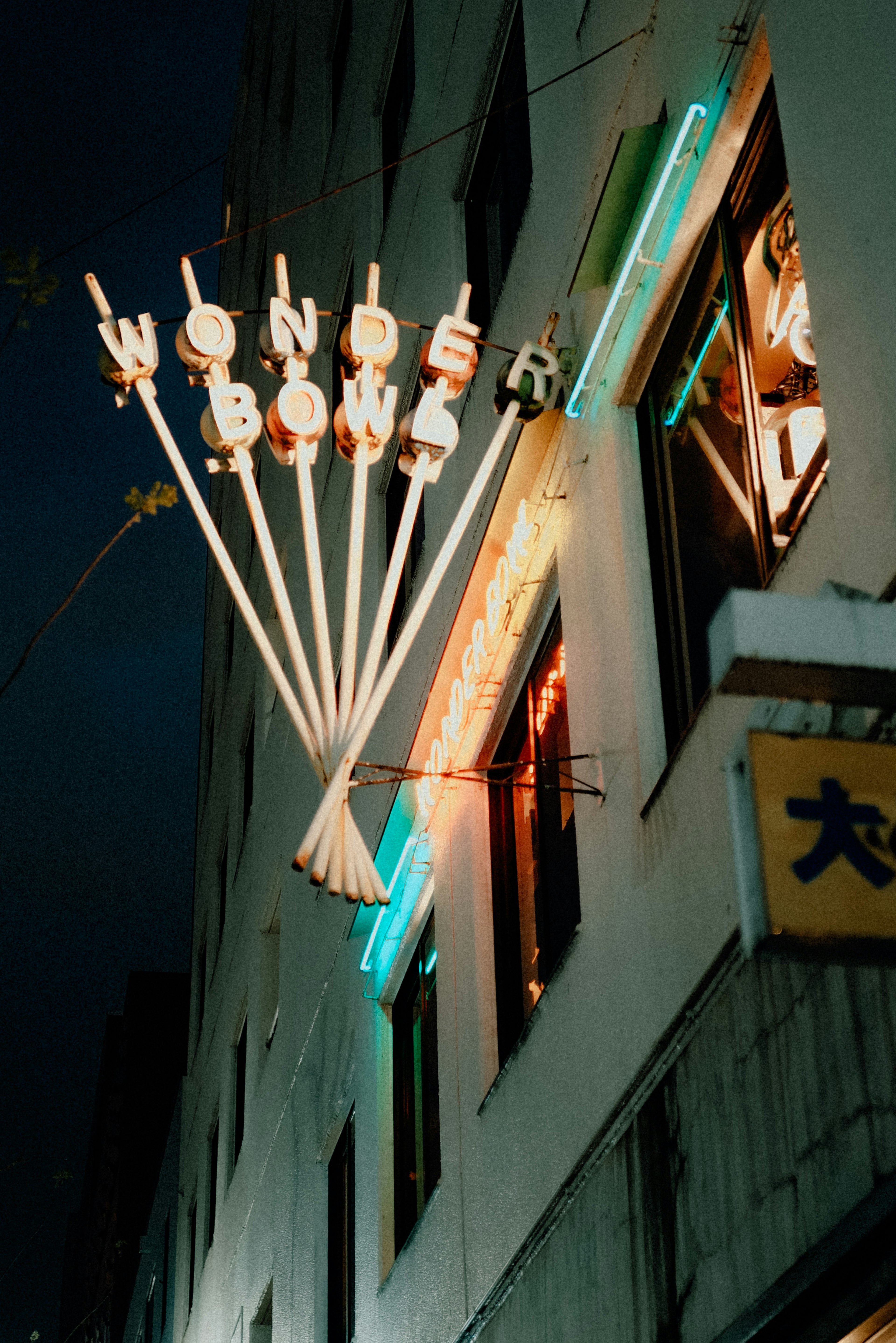 夜の街にあるカラフルなネオンサインの看板