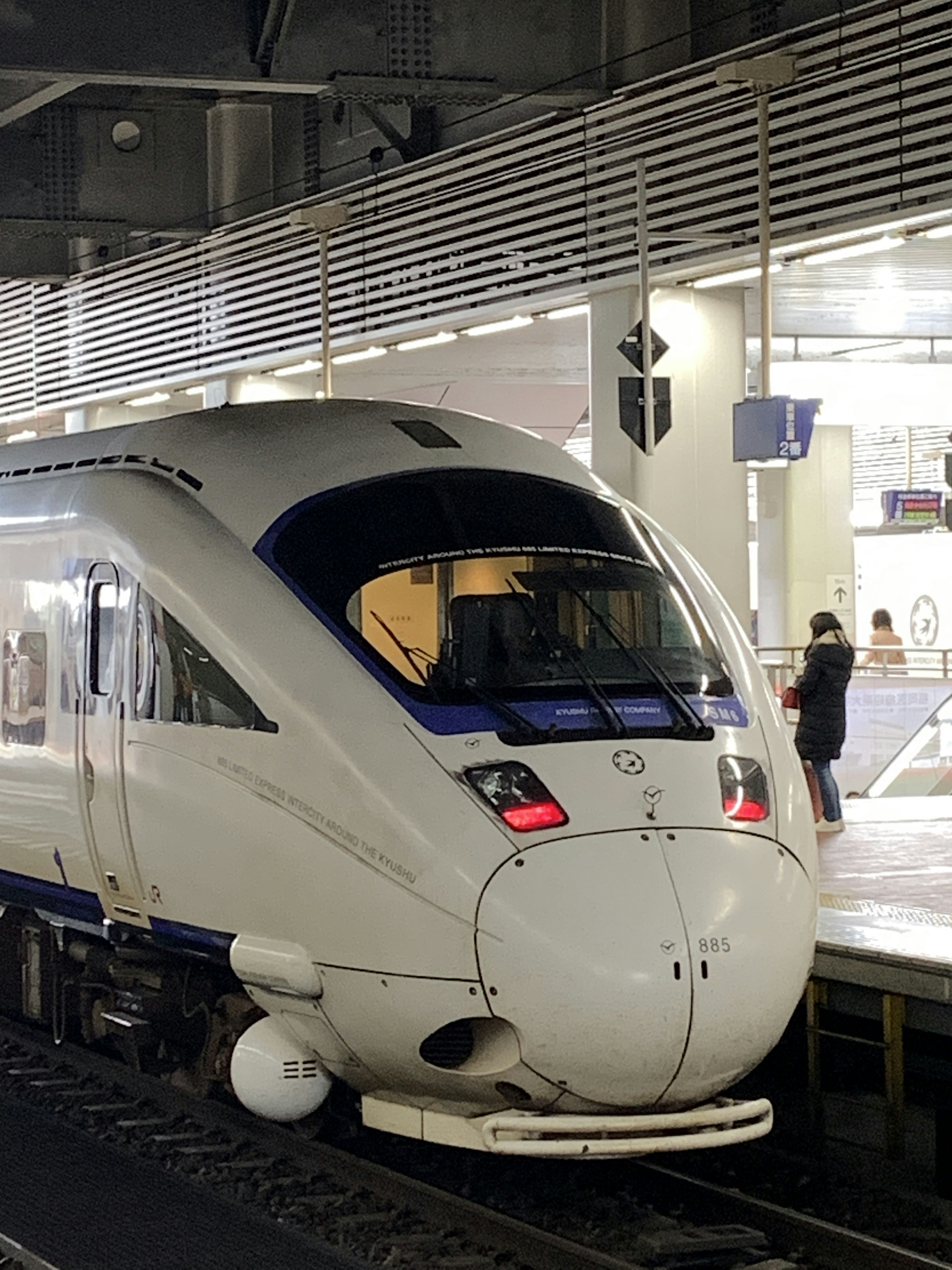 Kereta Shinkansen putih di stasiun