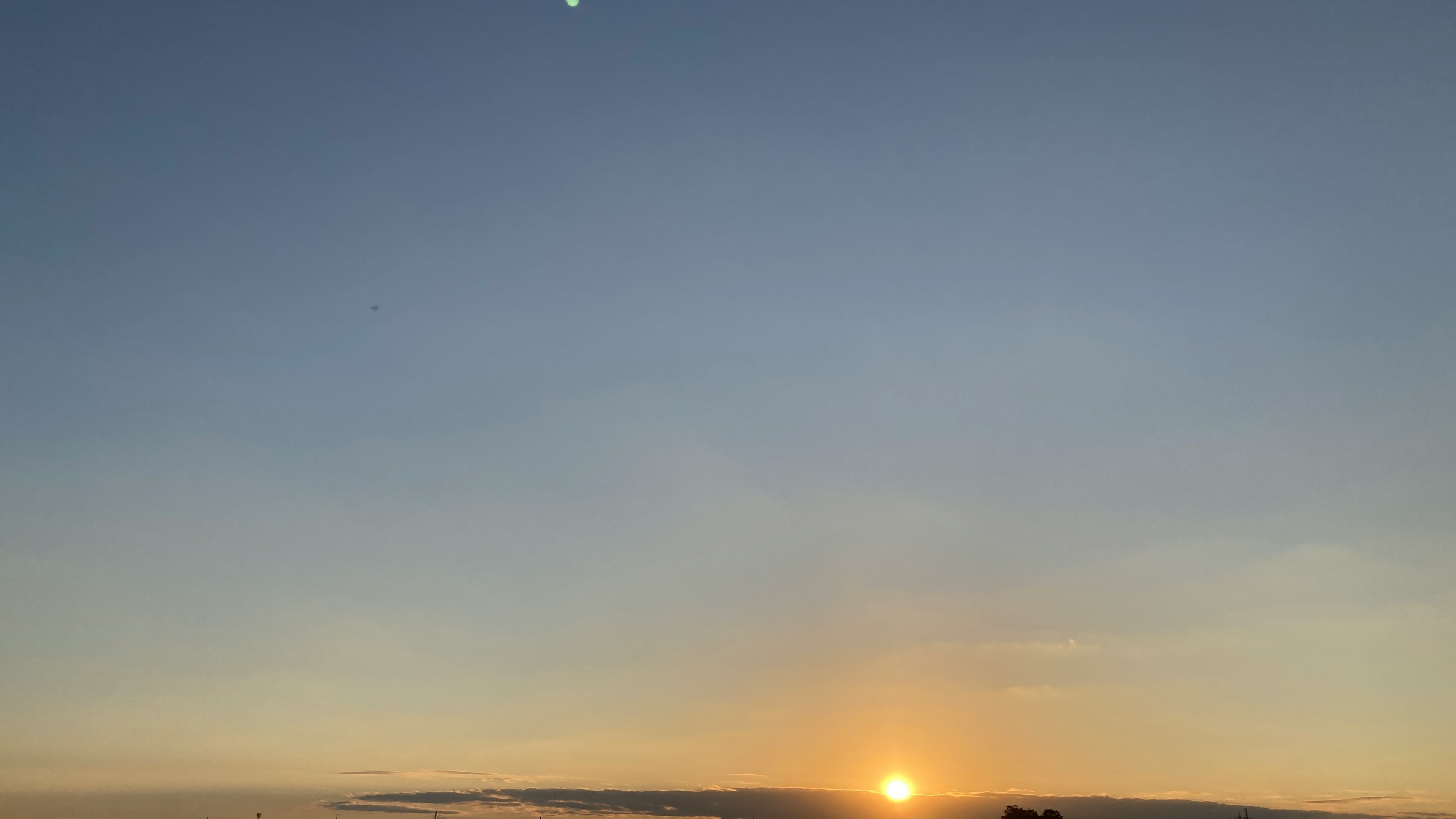 Panoramablick auf den Sonnenuntergang mit hellem Himmel