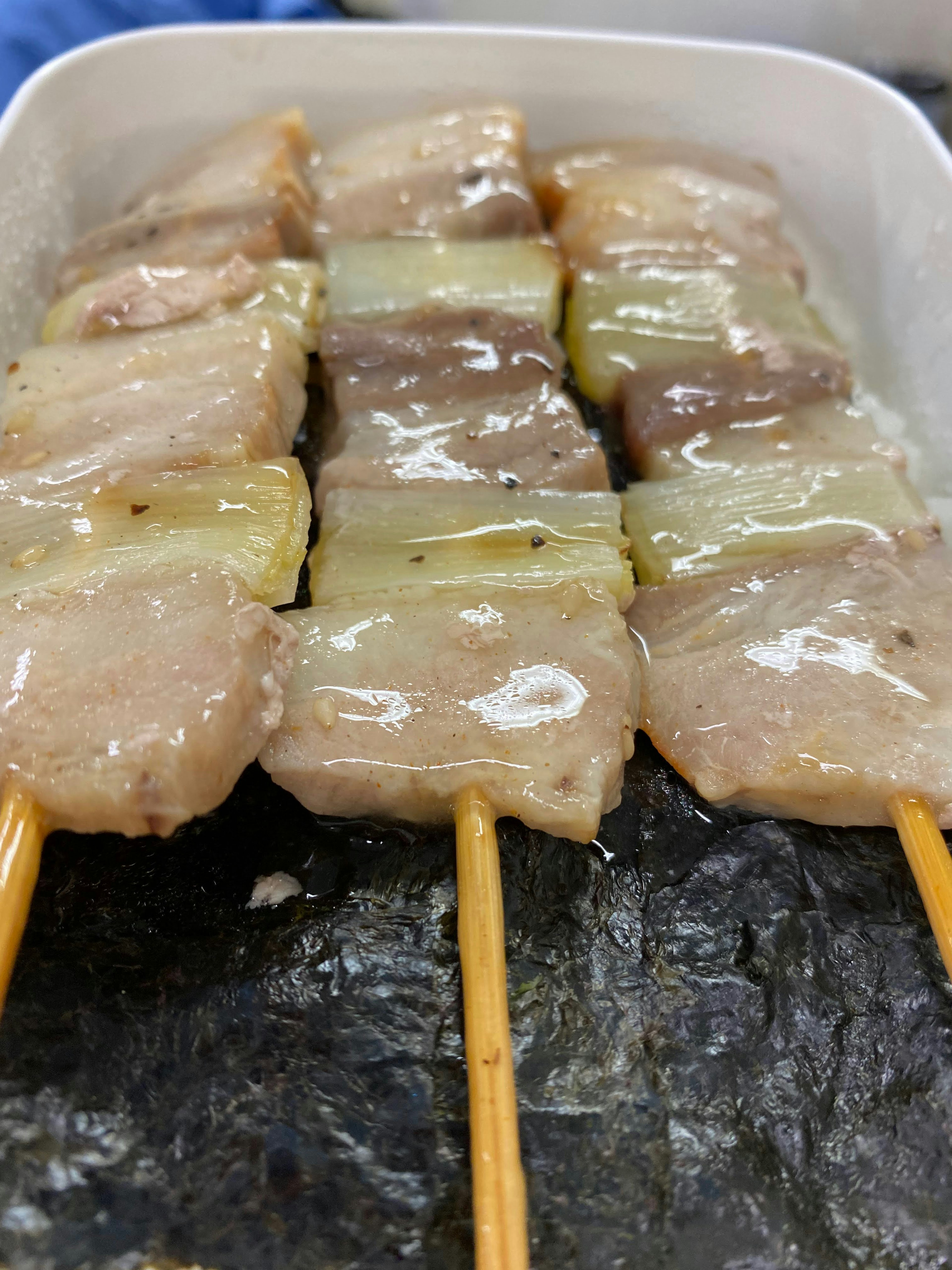 Brochetas de carne y cebolla a la parrilla en un plato