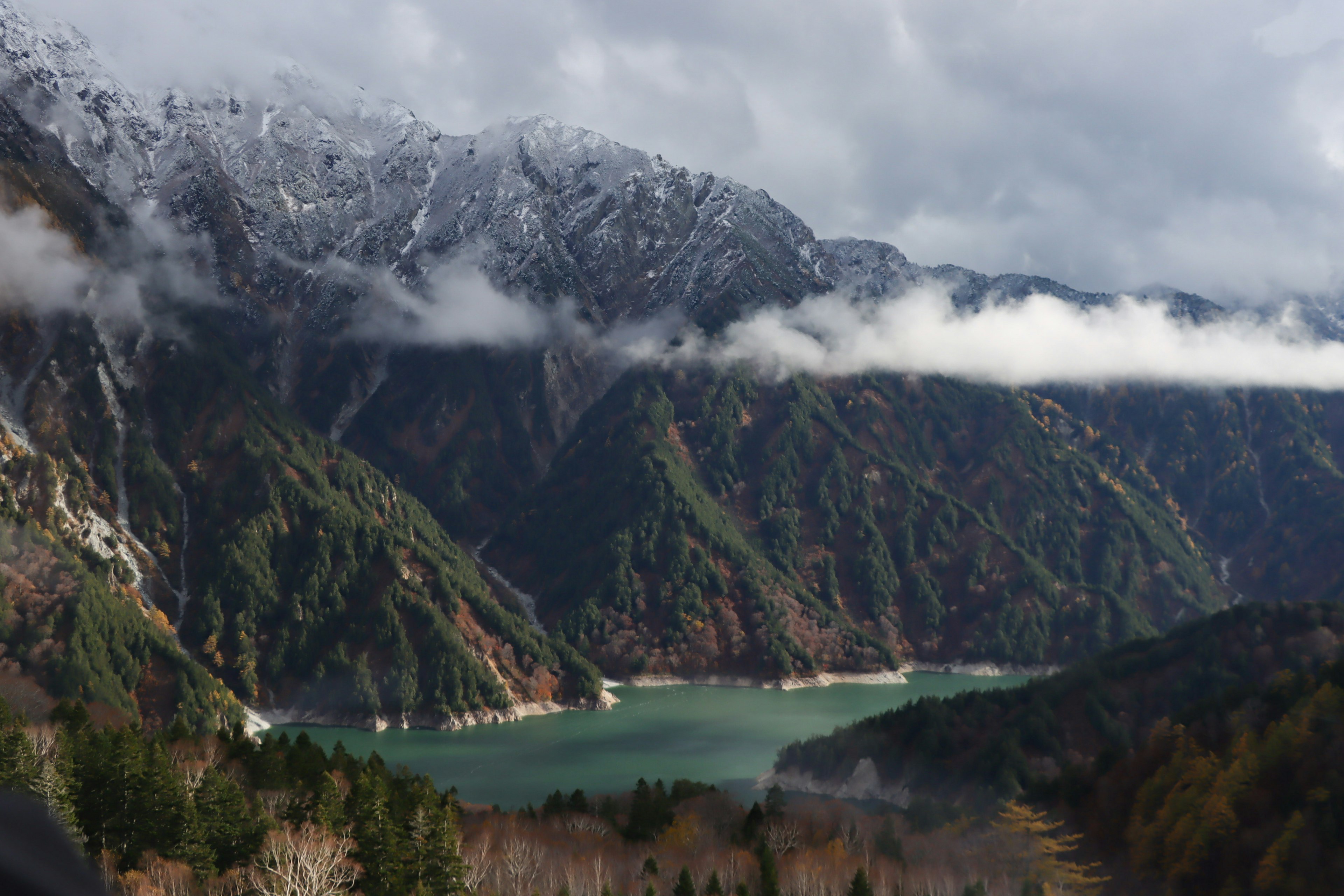 雪をかぶった山々と湖の景色の自然風景