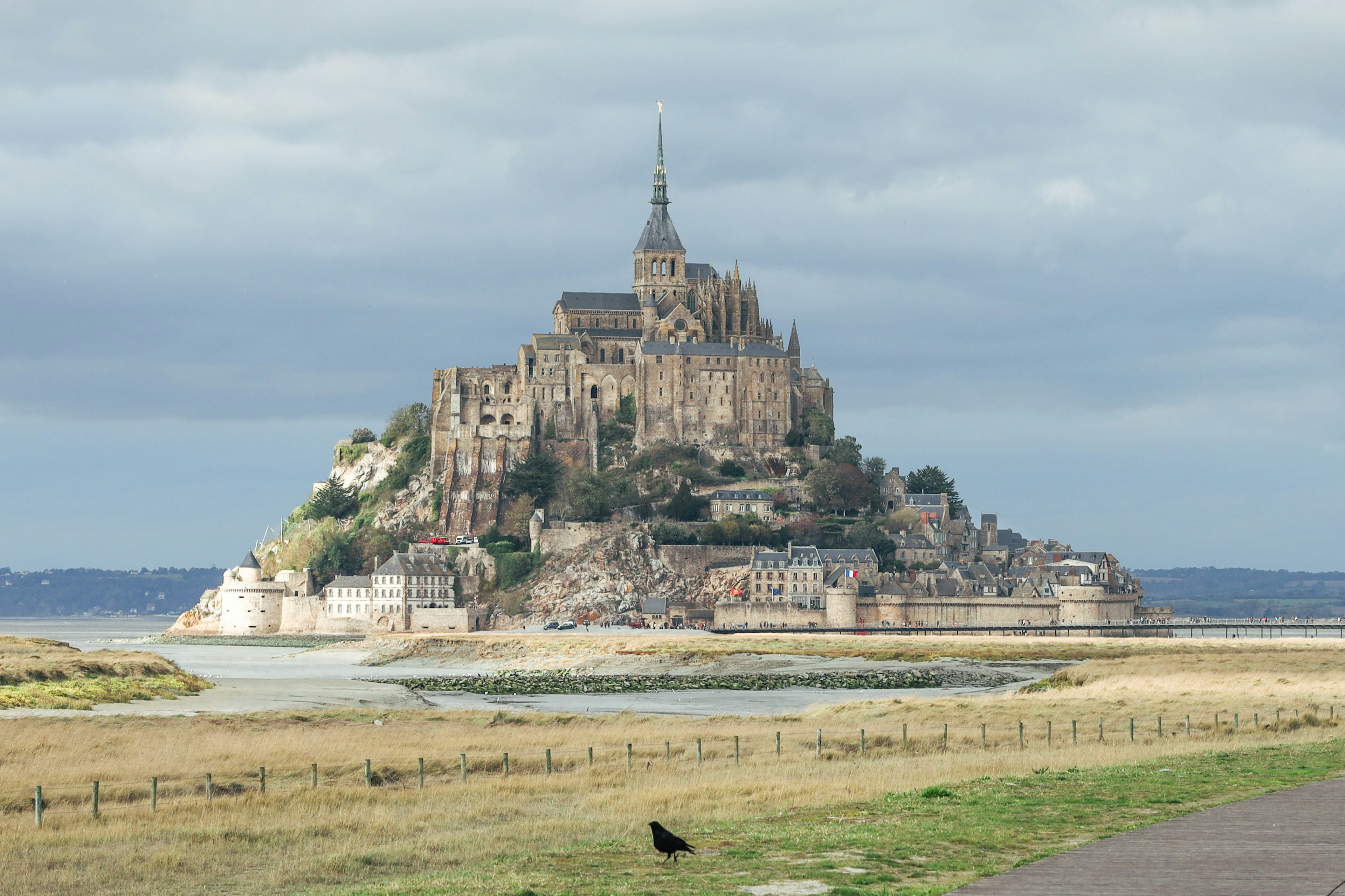 Mont Saint-Michel với kiến trúc đẹp và vịnh xung quanh