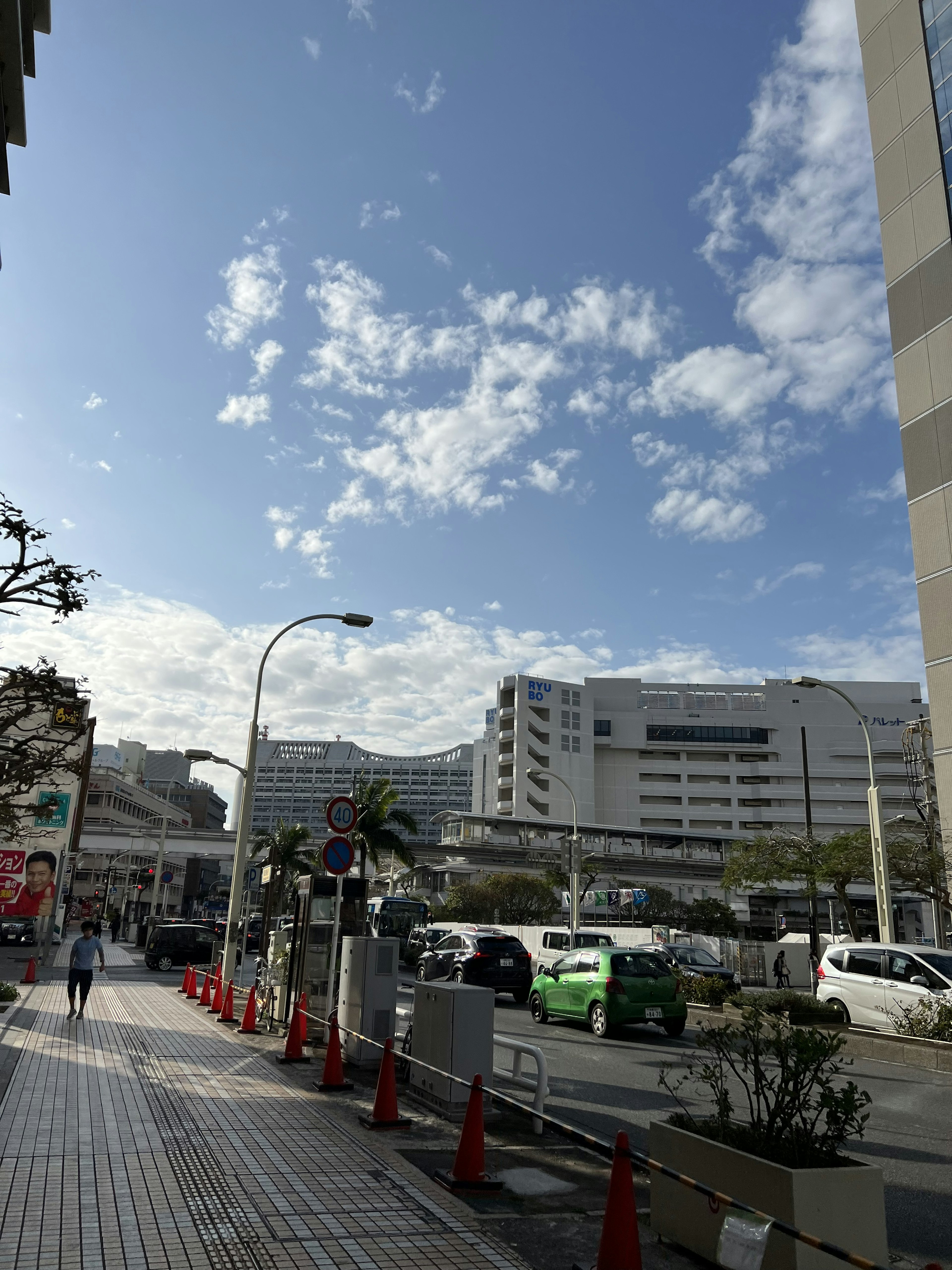 ทิวทัศน์ในเมืองที่มีท้องฟ้าสีฟ้าสดใสและเมฆกระจายในอากาศ