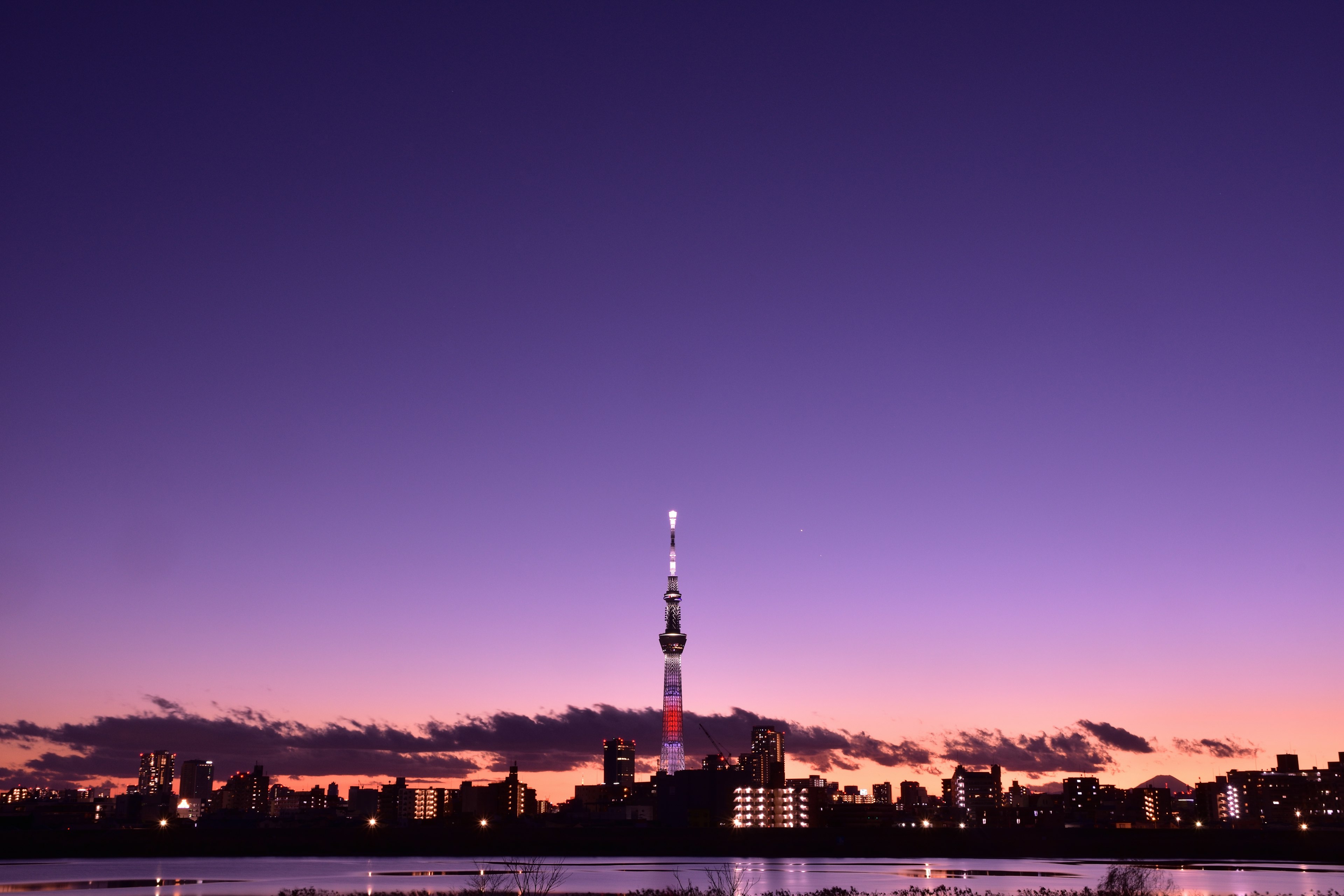 東京スカイツリーと美しい夕焼けの風景