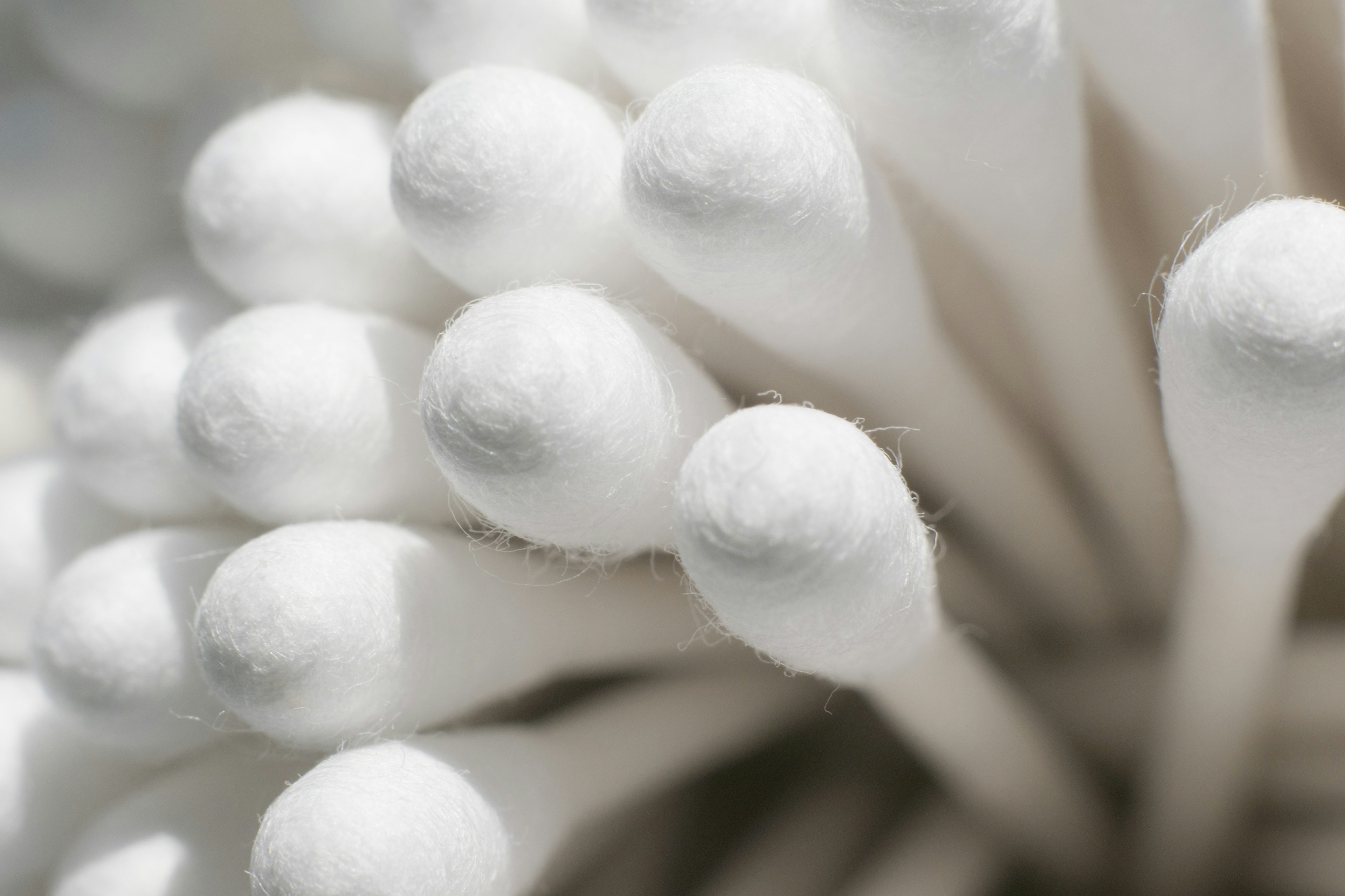 Gambar close-up dari cotton bud putih yang dikelompokkan