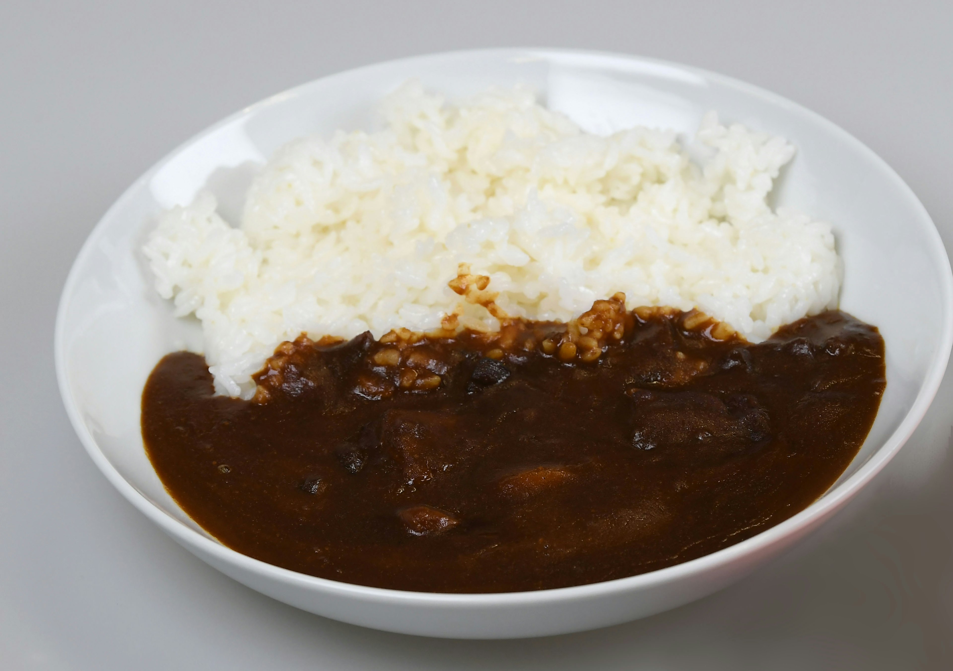 Arroz blanco servido con salsa de curry rica