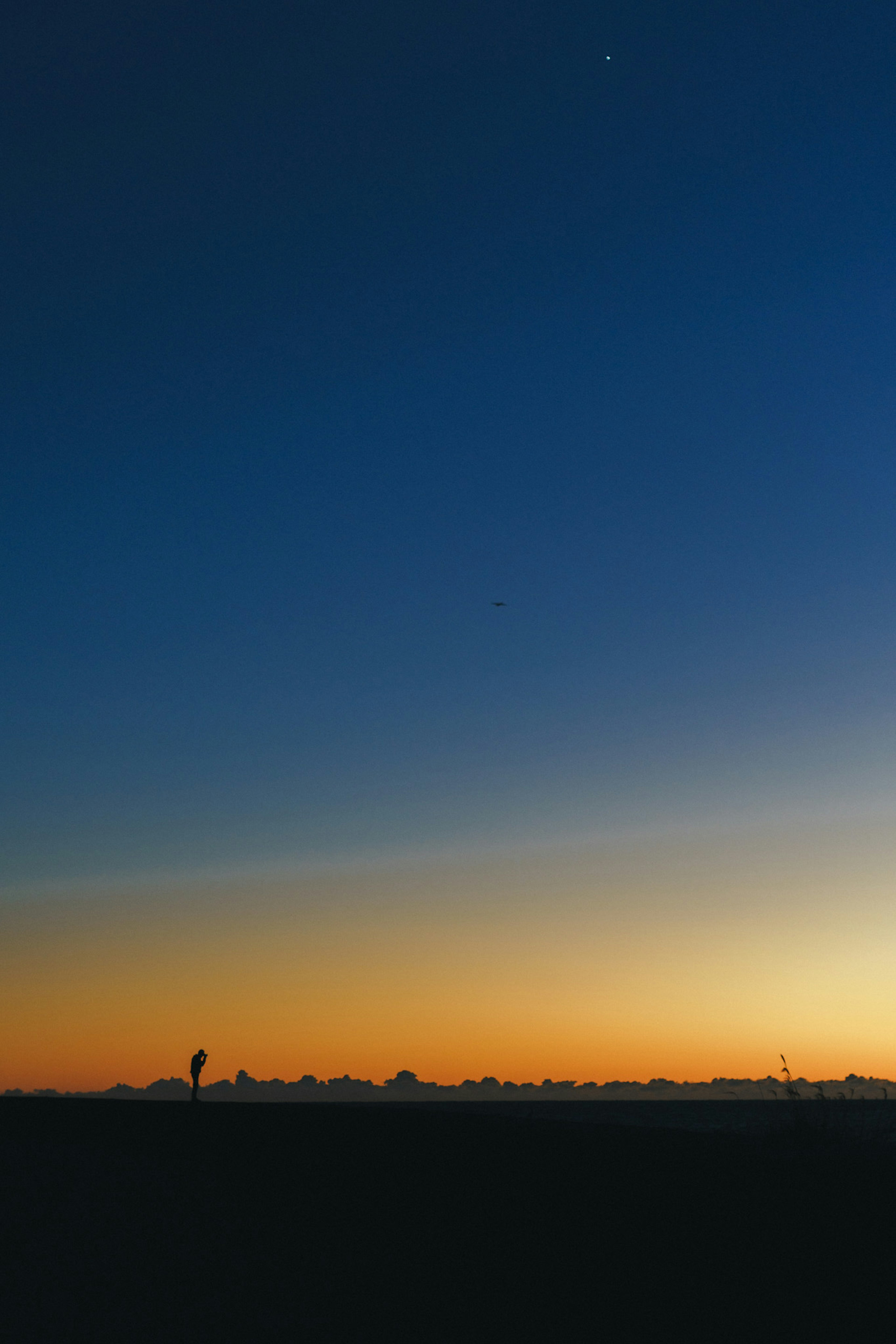 Schöner Sonnenuntergangshimmel mit silhouettierter Figur