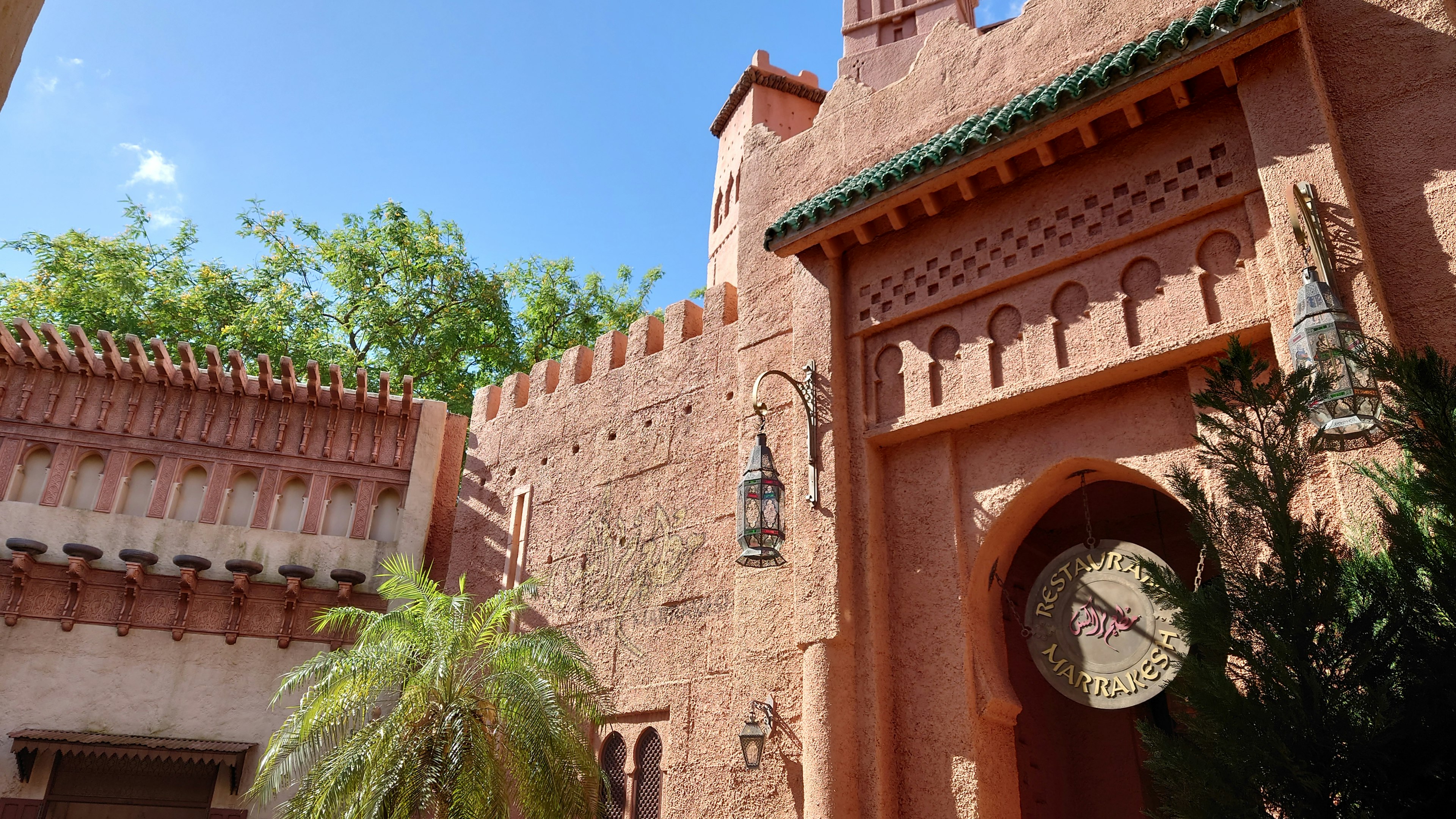 Extérieur d'un bâtiment de style marocain avec des décorations colorées et un ciel bleu