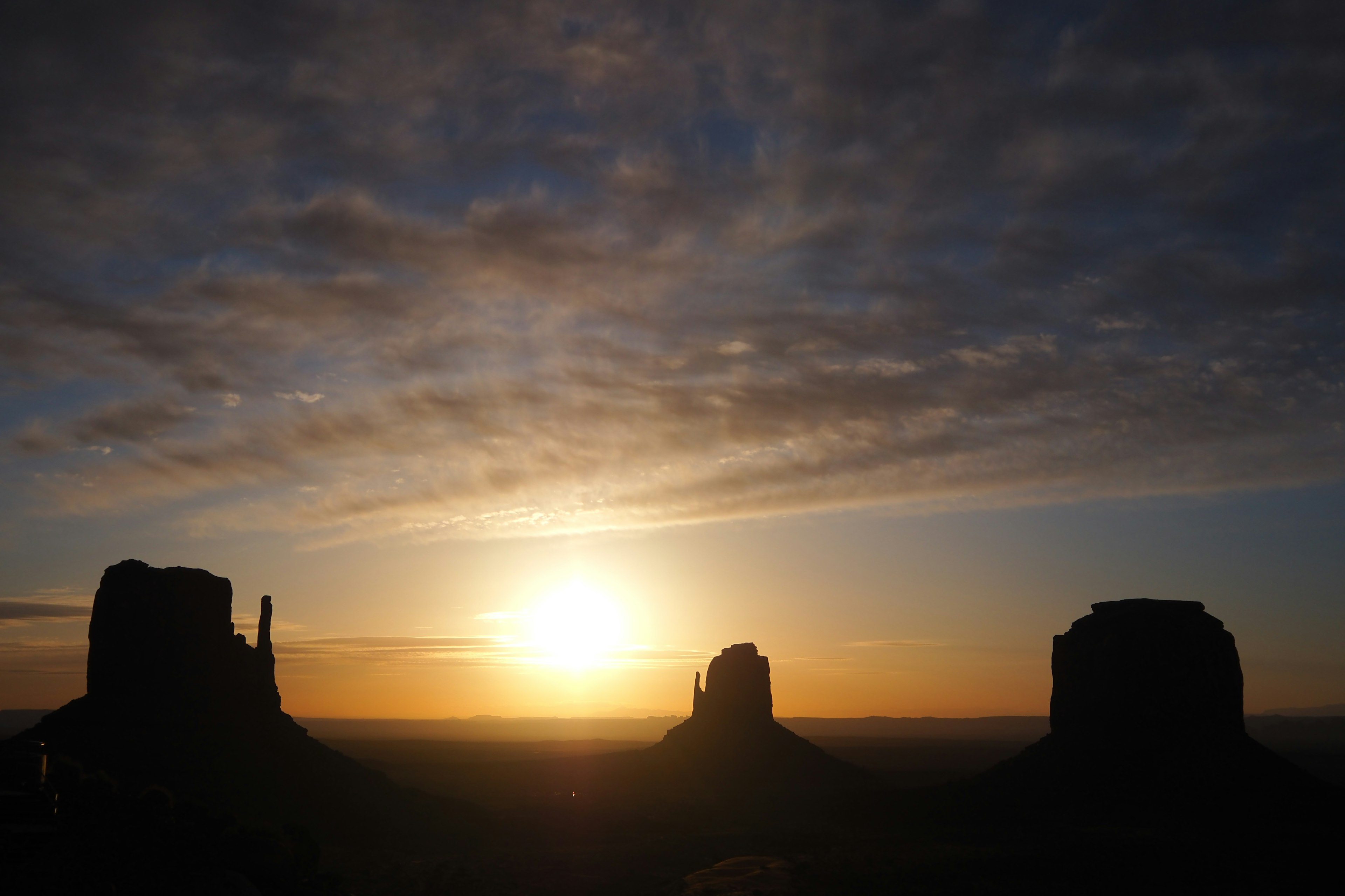 Silhouette des Monument Valley bei Sonnenuntergang