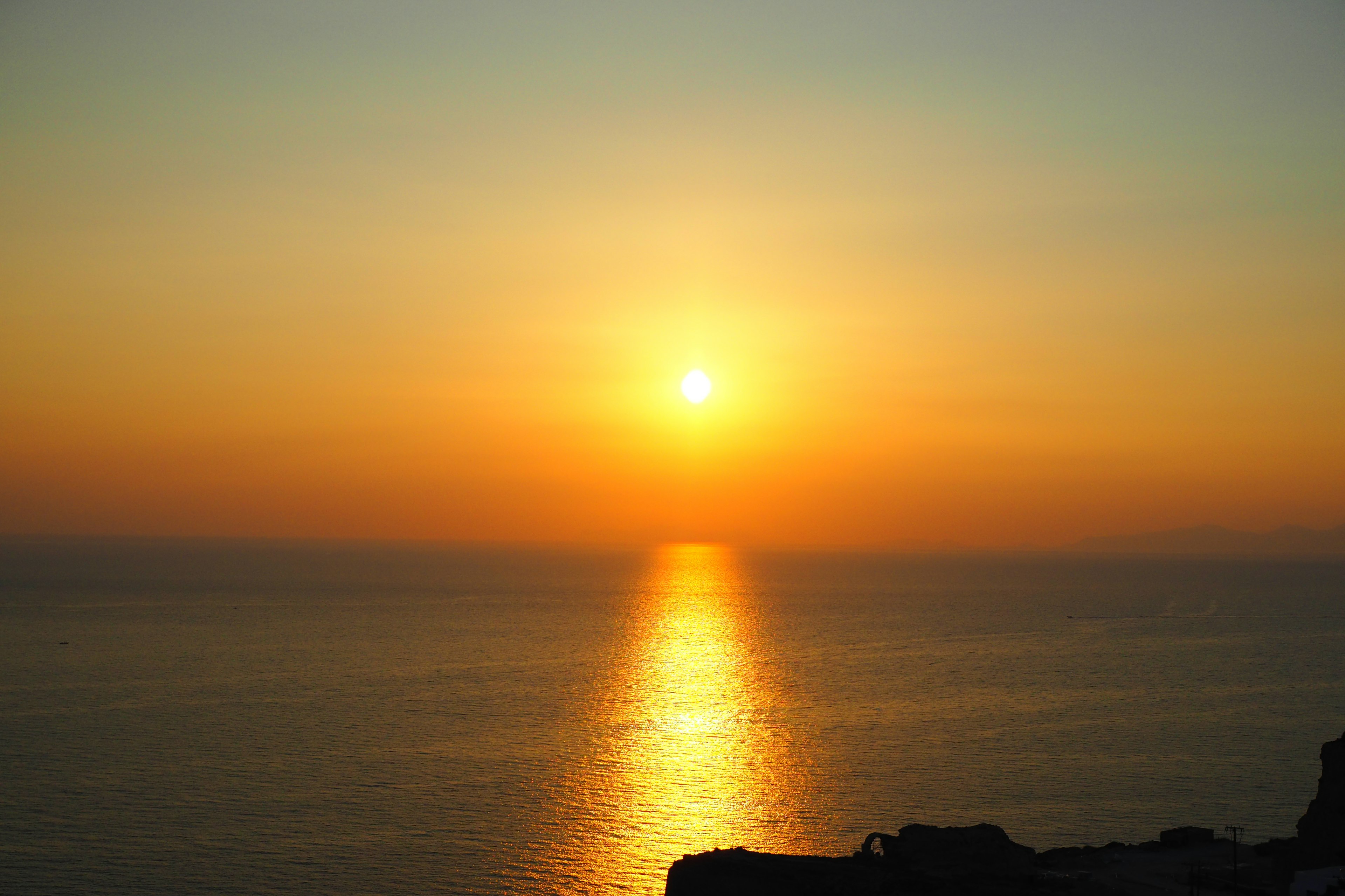 Tramonto sull'oceano con cielo arancione