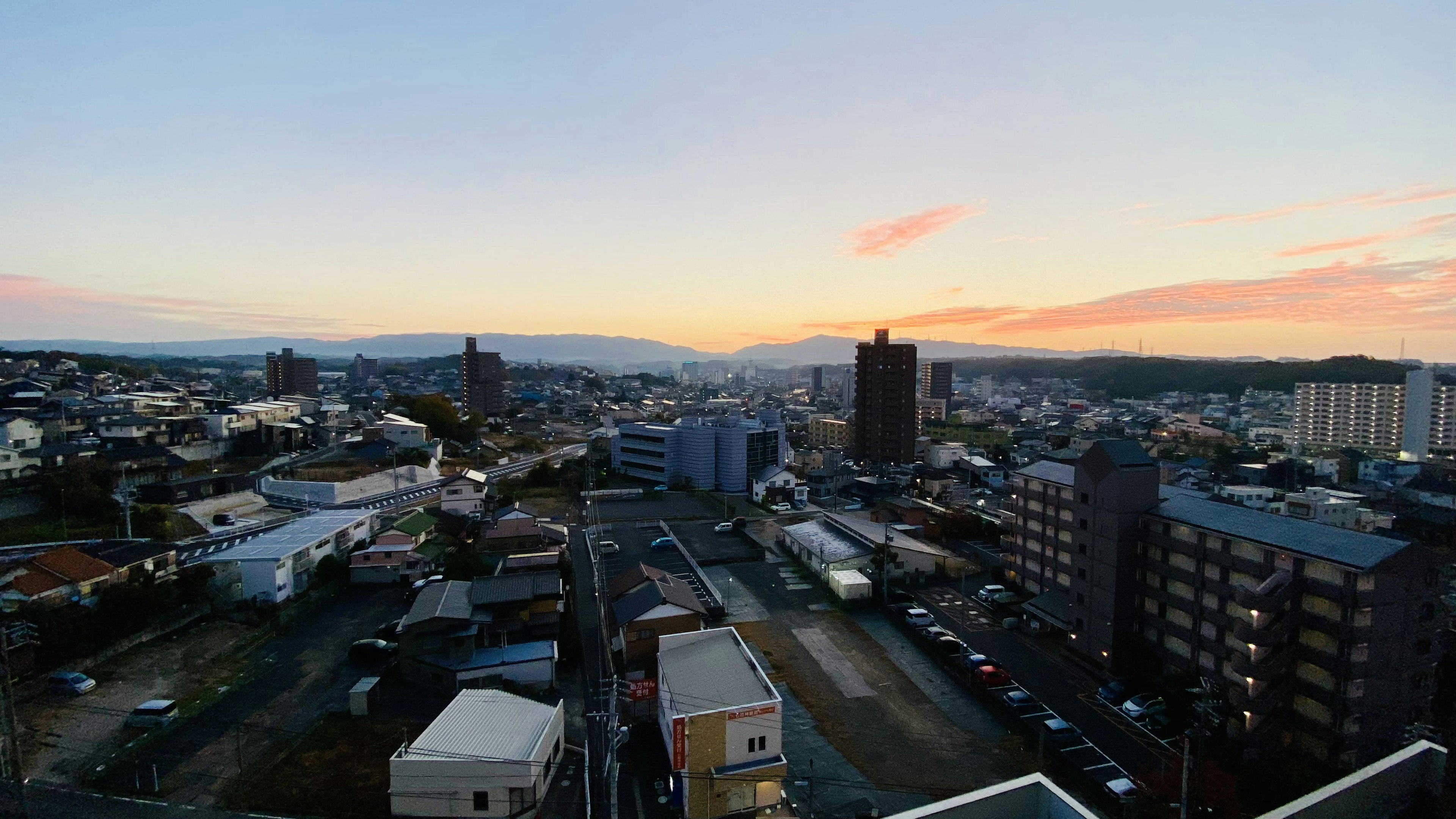 日落时的城市风景，色彩斑斓的天空和建筑