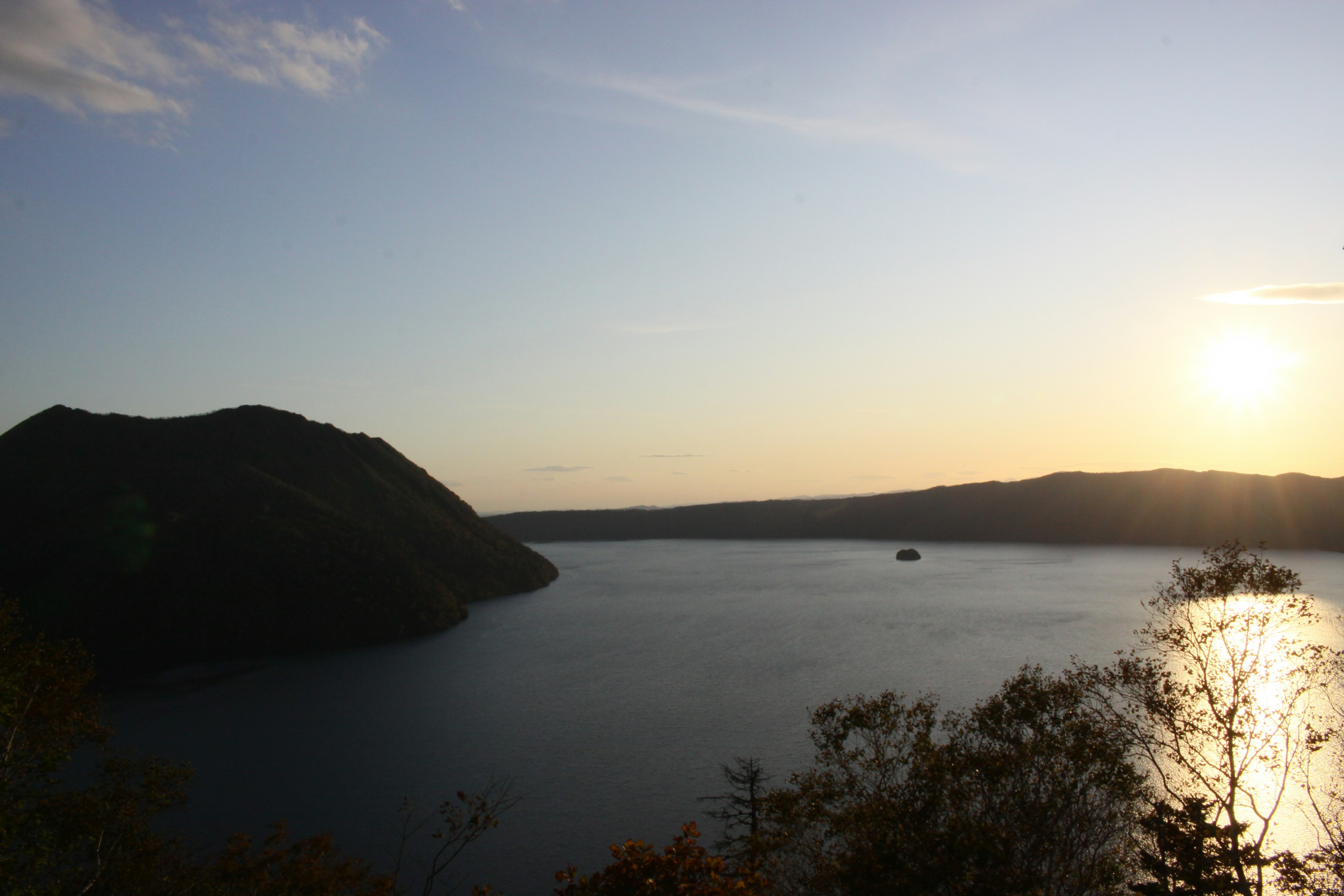 Schöne Landschaft eines Sees bei Sonnenuntergang