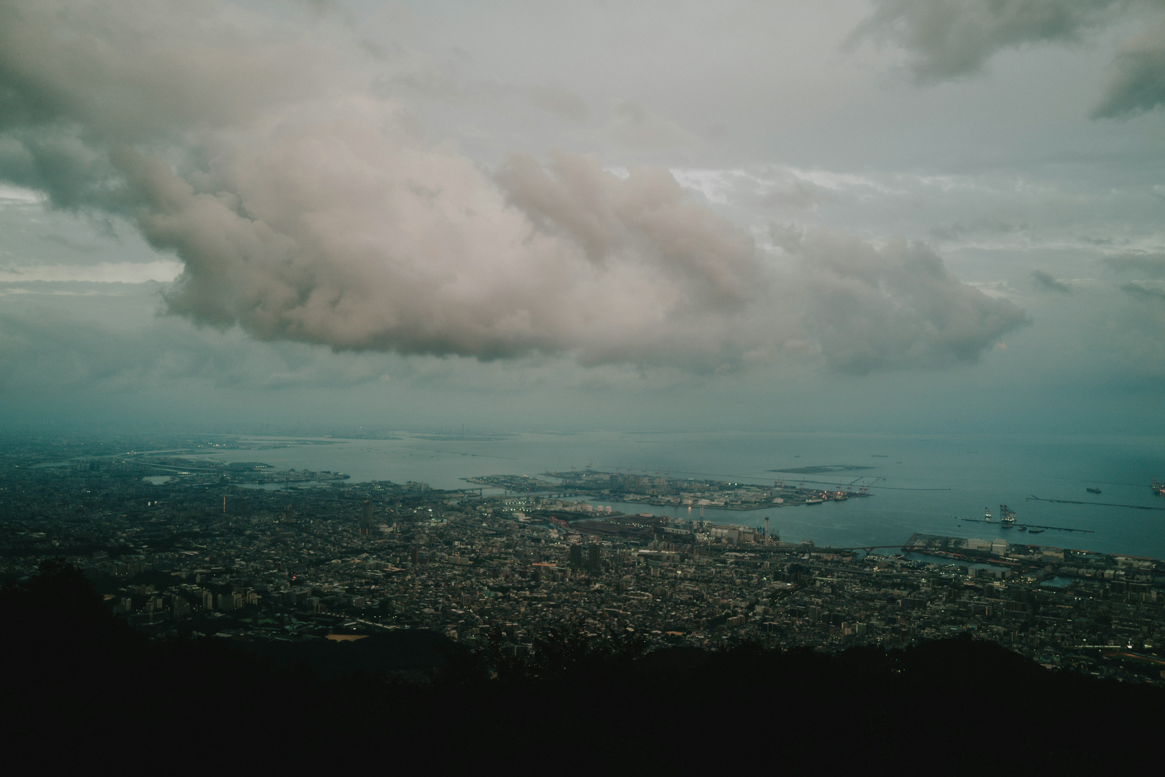 Un paisaje urbano con nubes en el cielo sobre el agua