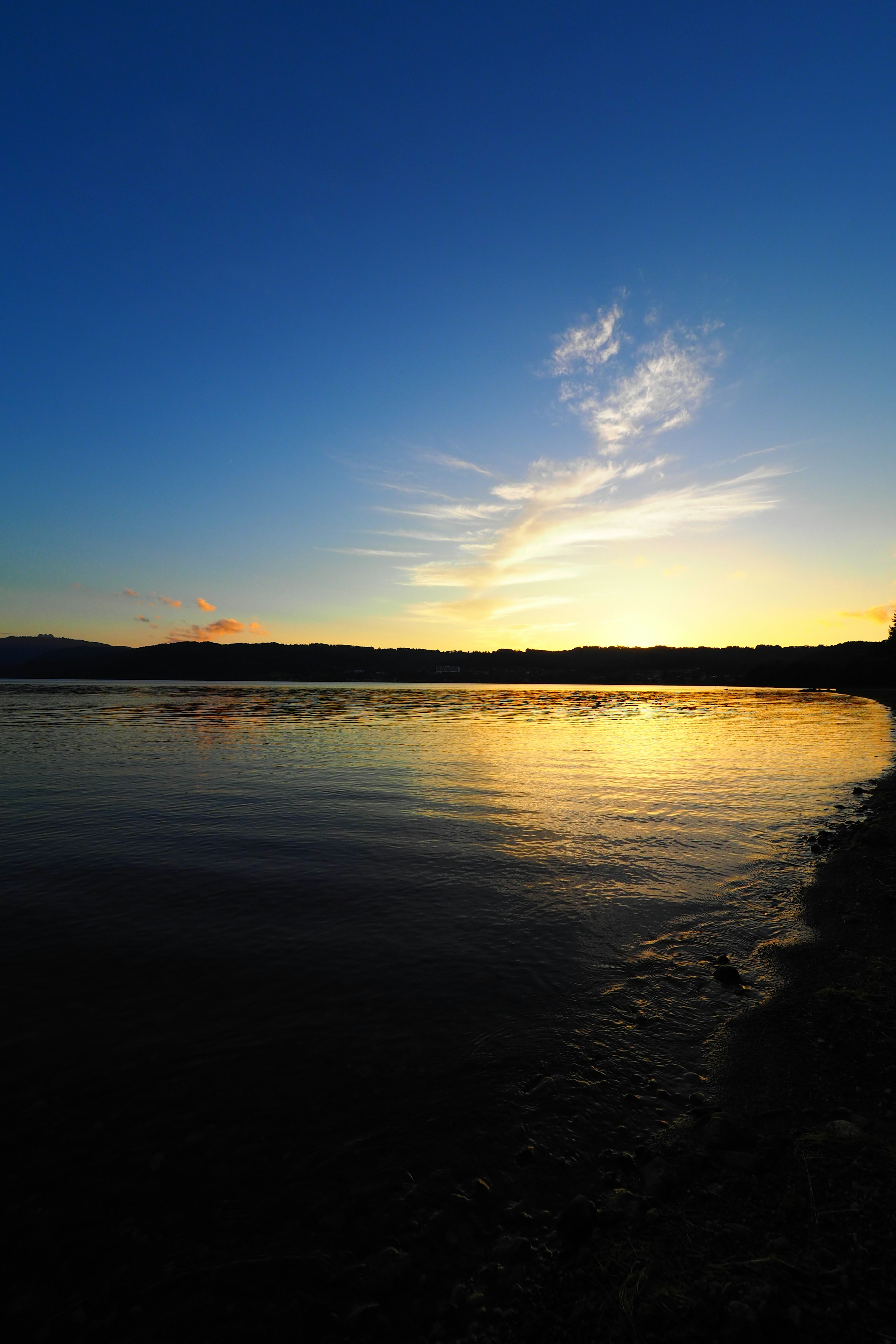 Scène de coucher de soleil sur le lac lumière dorée se reflétant sur la surface de l'eau