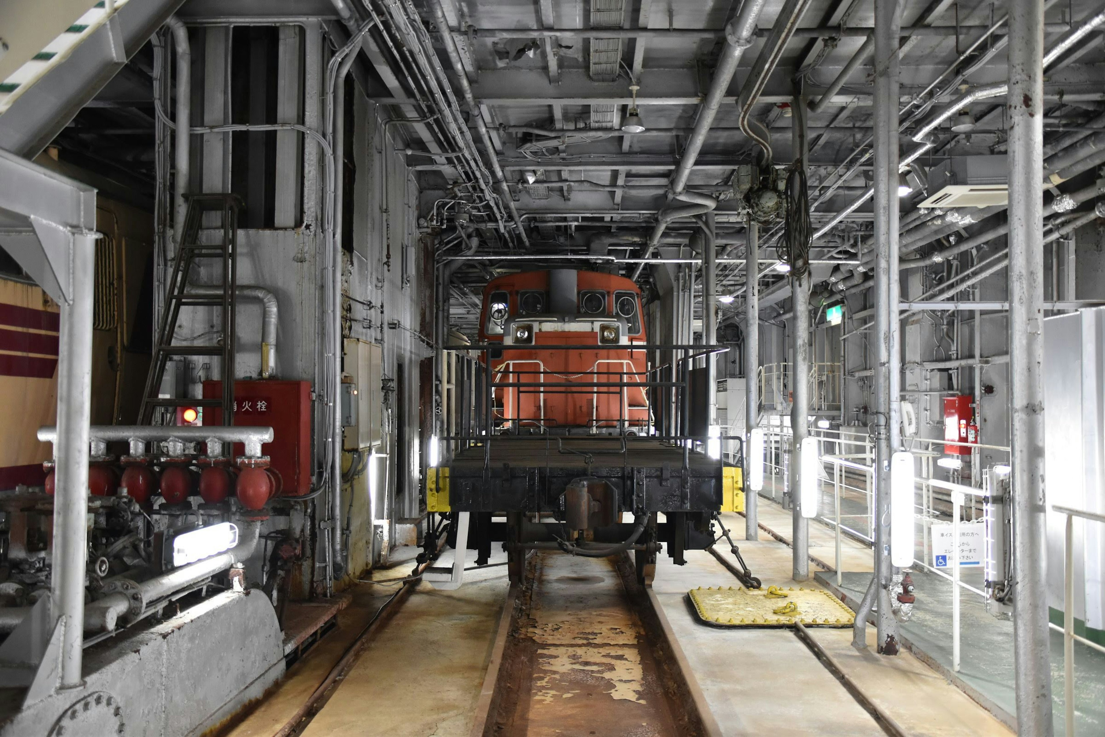 鉄道の整備工場内にある機関車の内部の風景