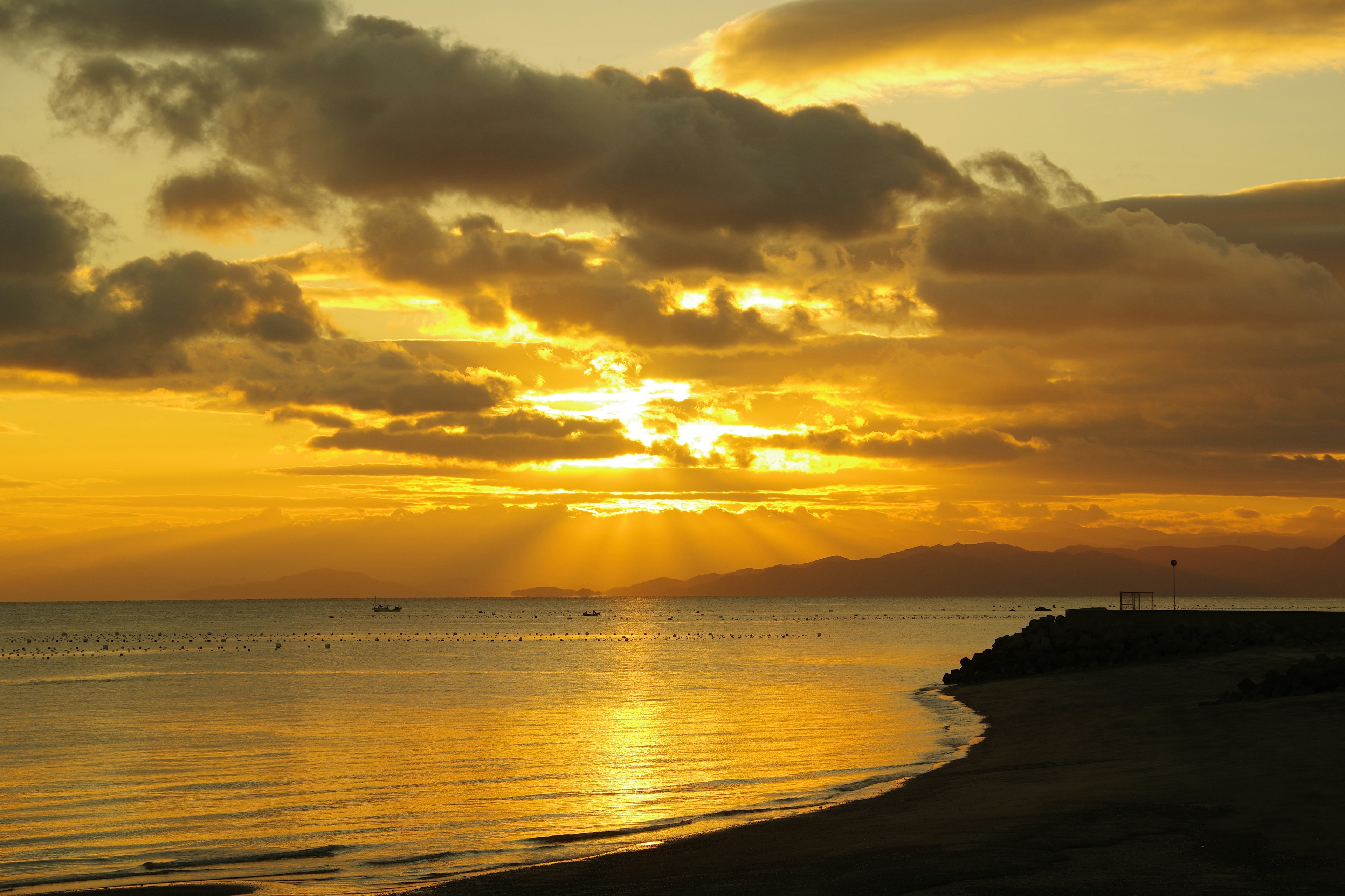 美しい夕日が海に沈む景色、オレンジ色の空と穏やかな波