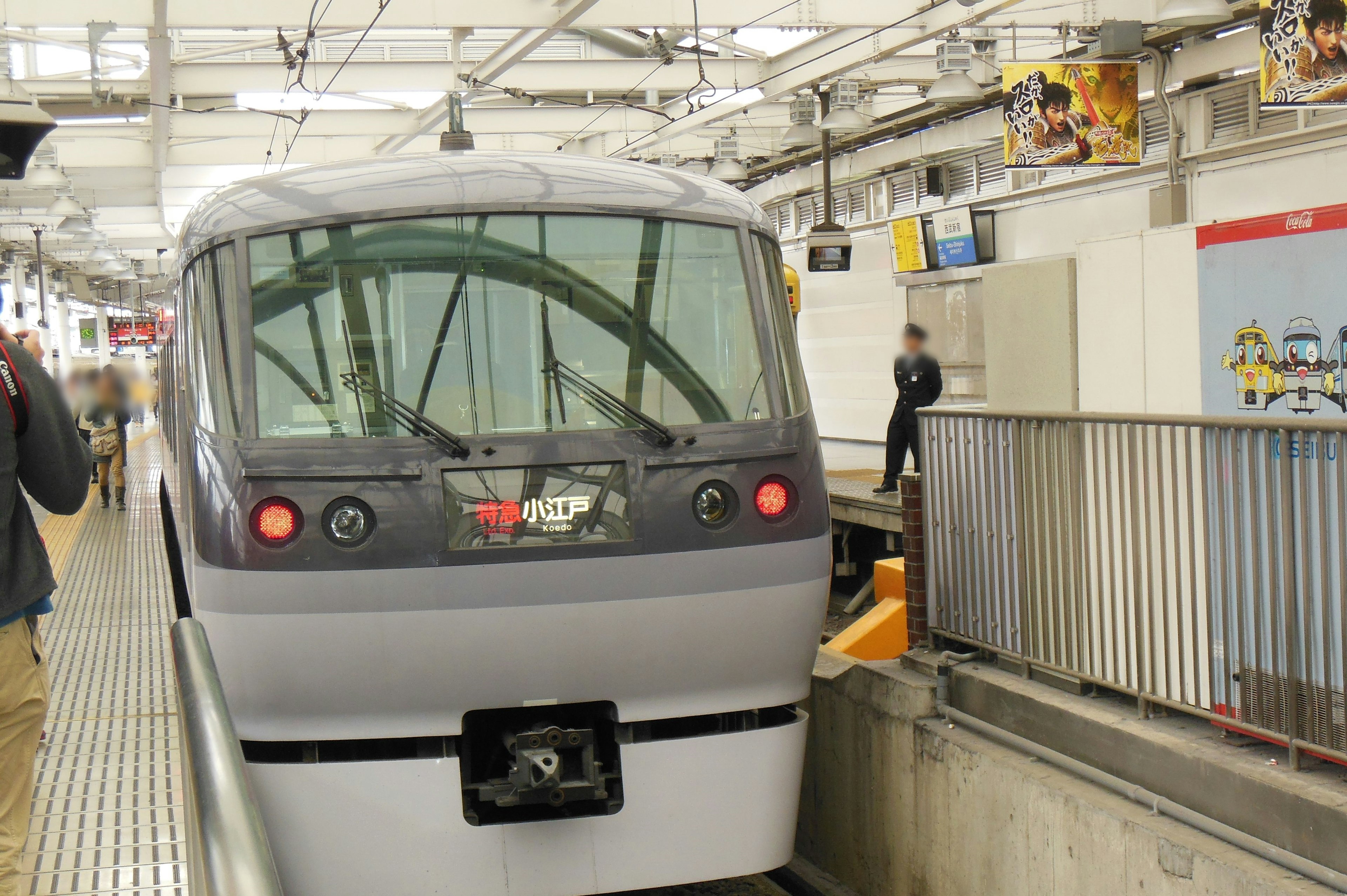 駅に停車中の現代的な電車の後部側面