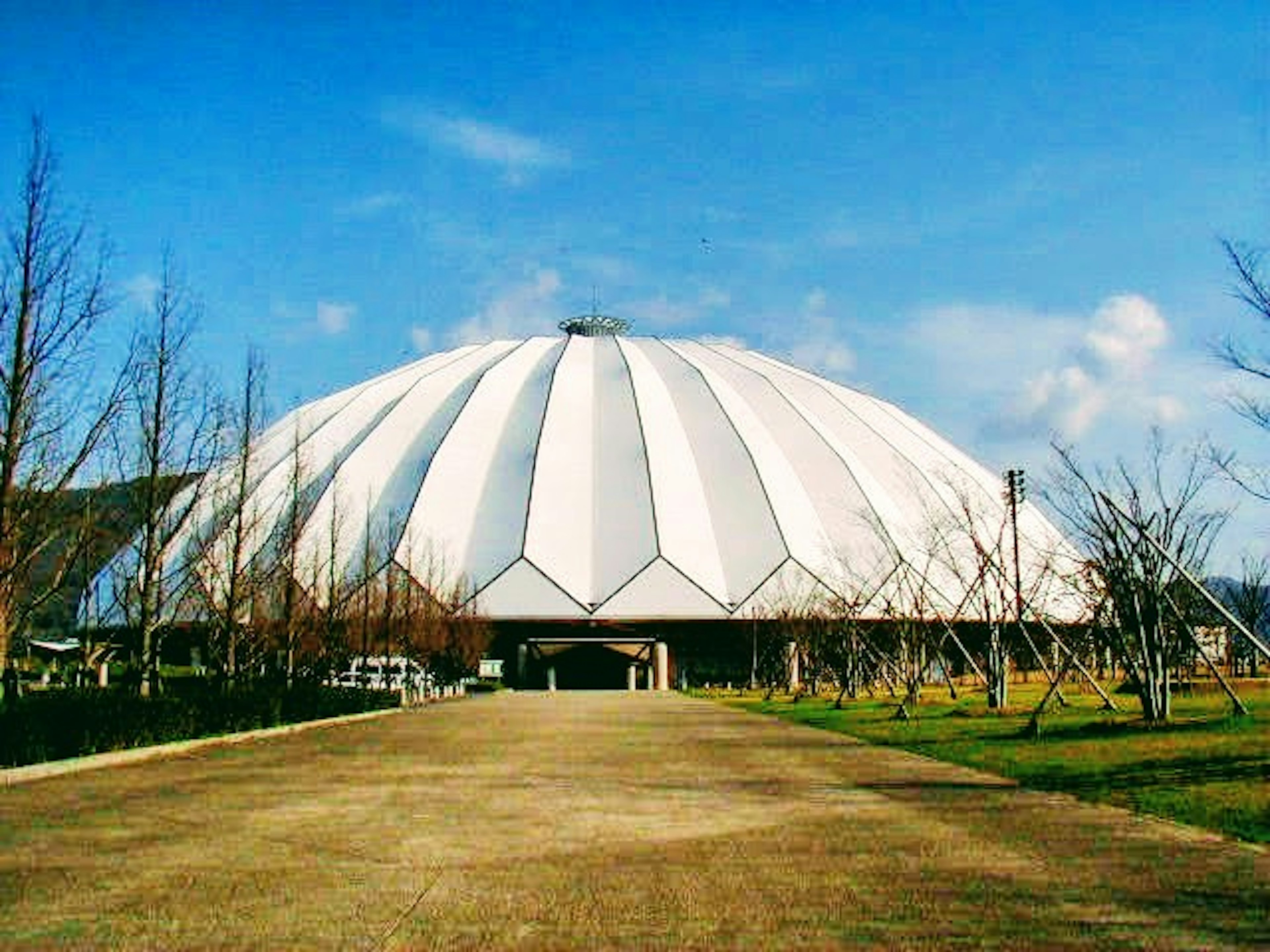 白いドーム型の建物が青空の下にある風景