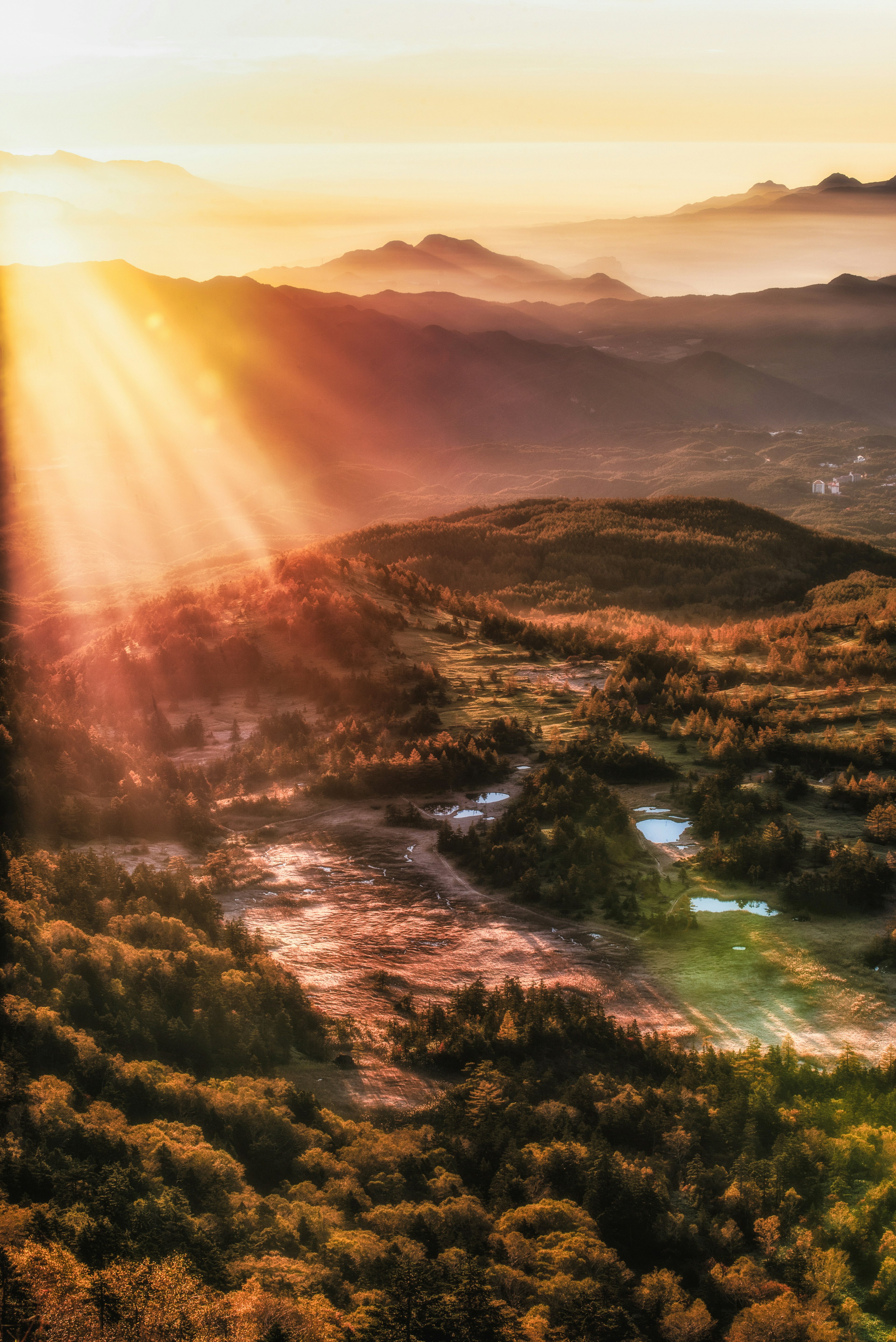 Paysage à couper le souffle avec des rayons de coucher de soleil illuminant les montagnes