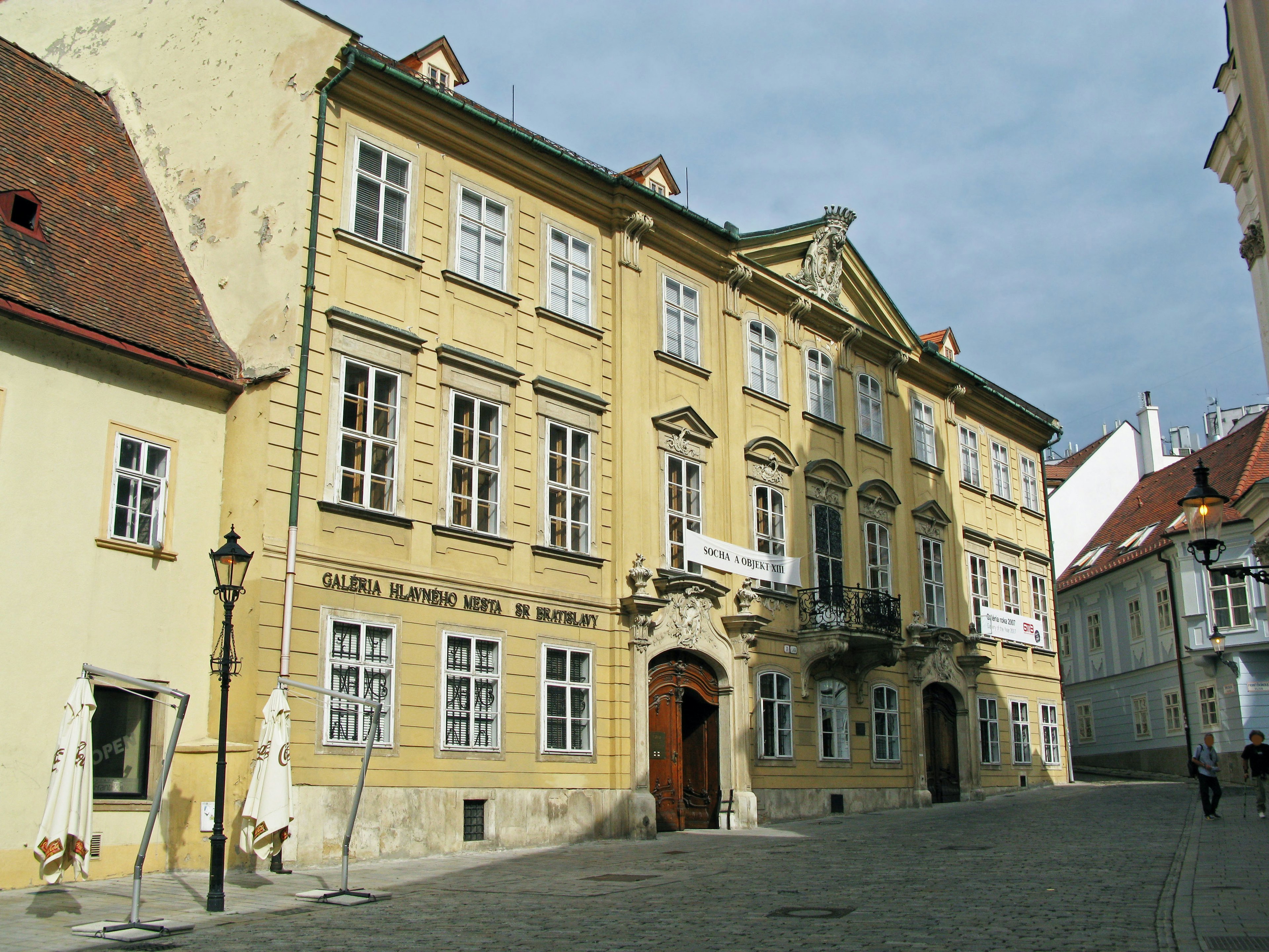 Bâtiment historique avec une belle façade jaune donnant sur la rue