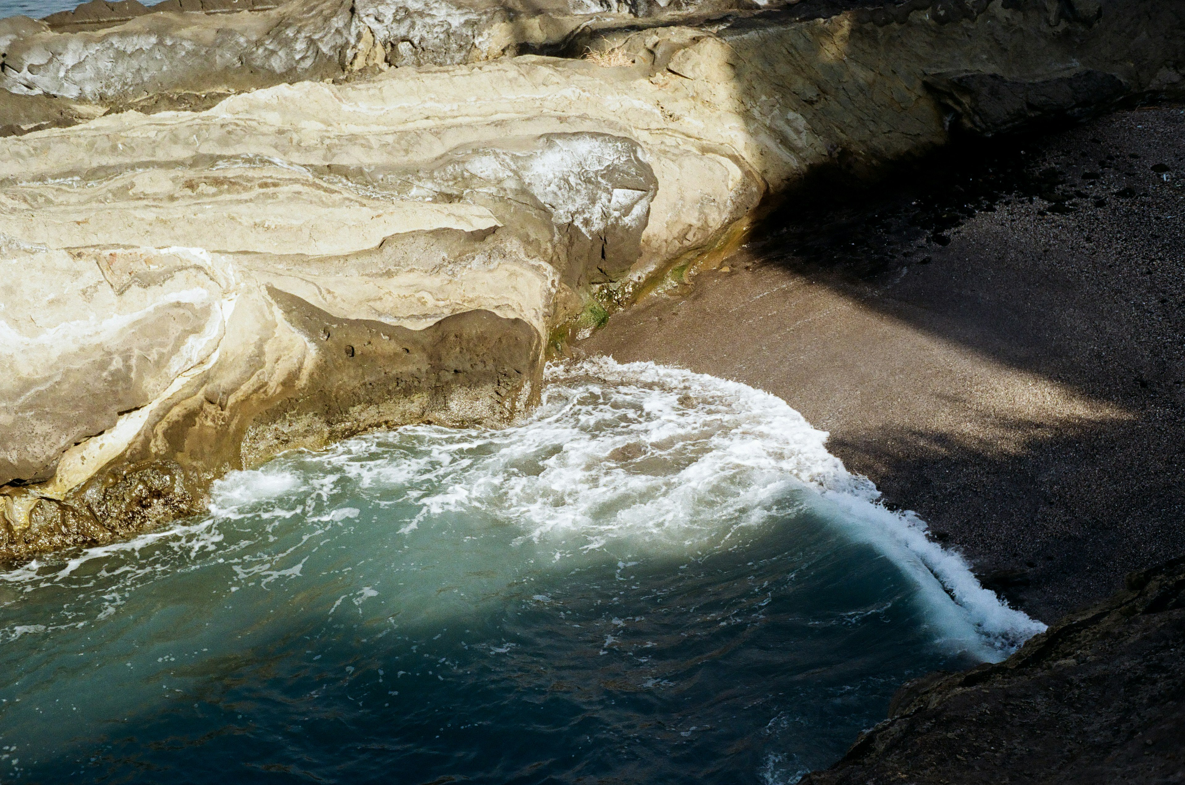 Foto batu pantai dan ombak