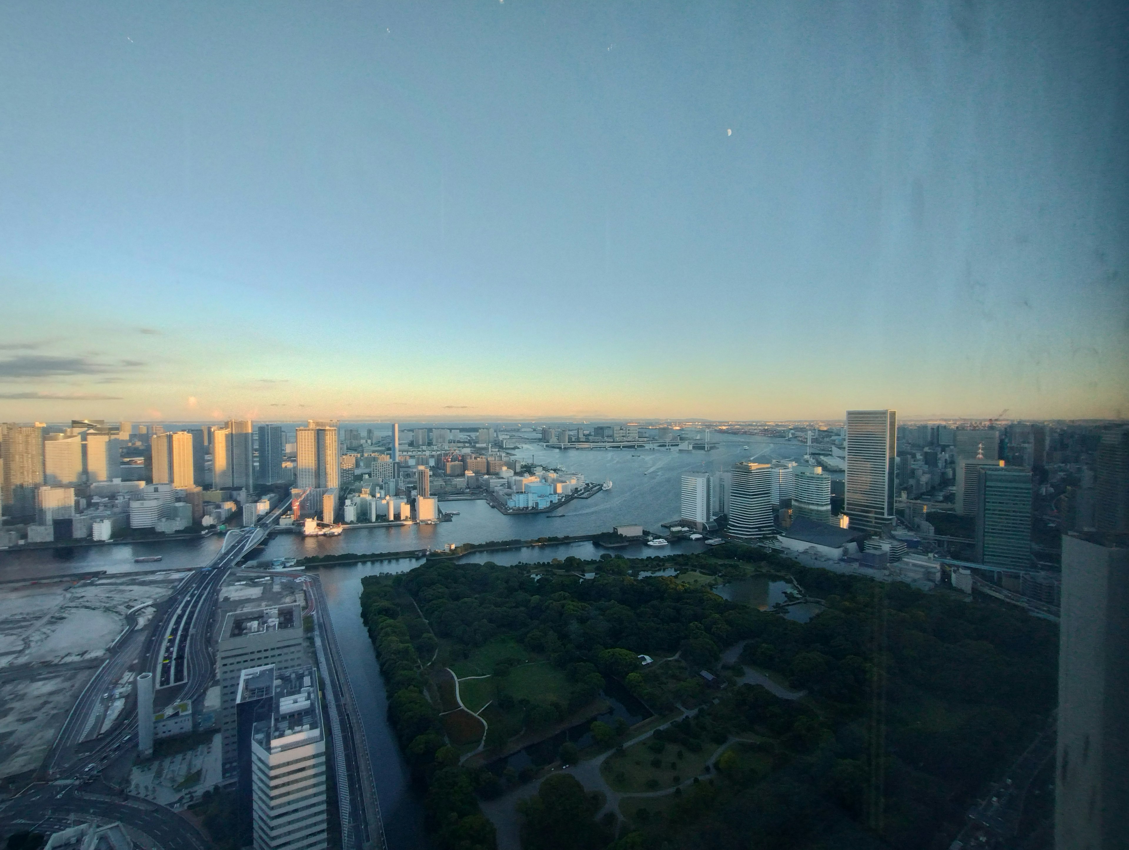 高层建筑的城市全景 绿地和河流