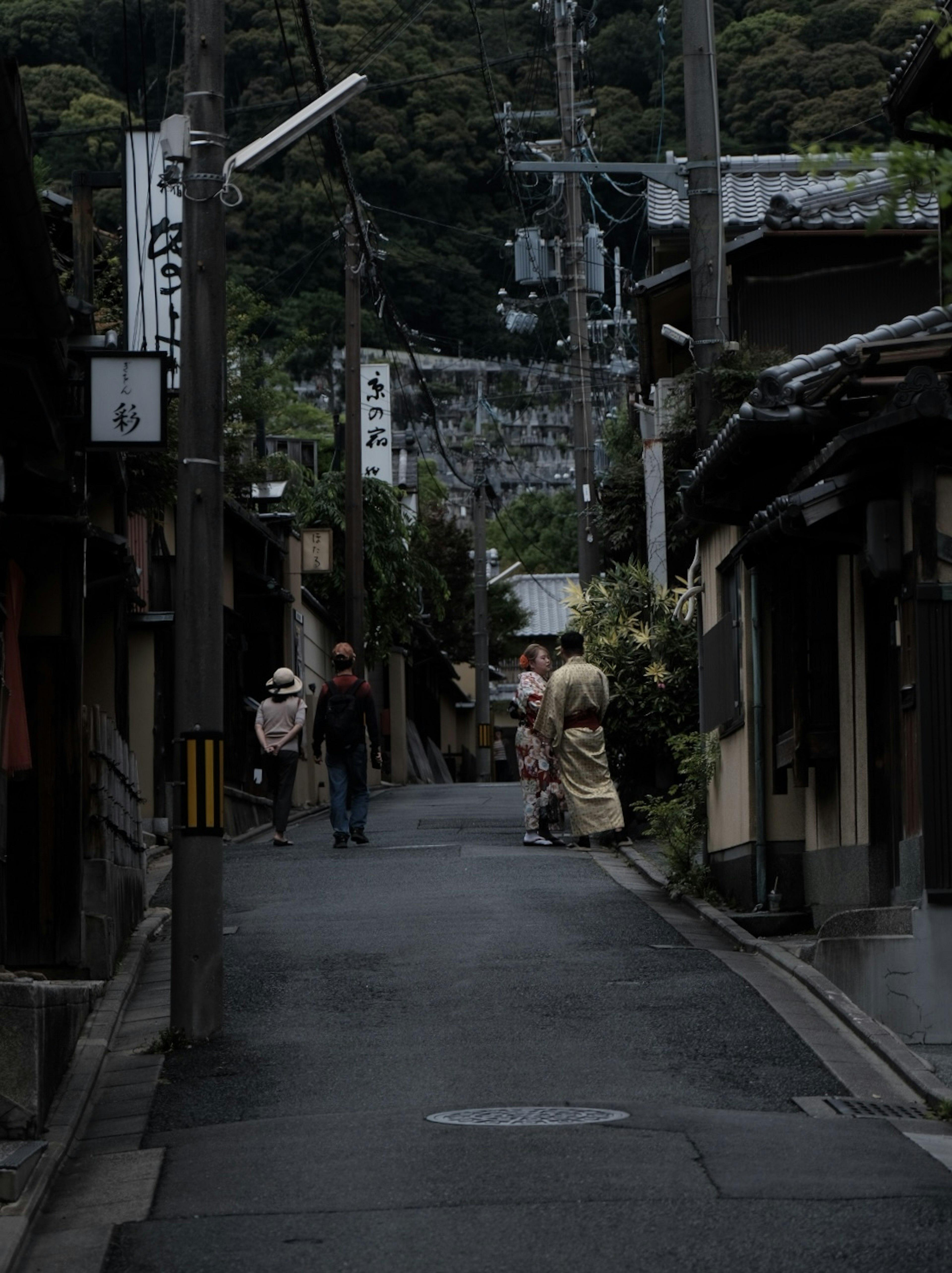 静かな街並みに着物を着た人々が歩いている風景