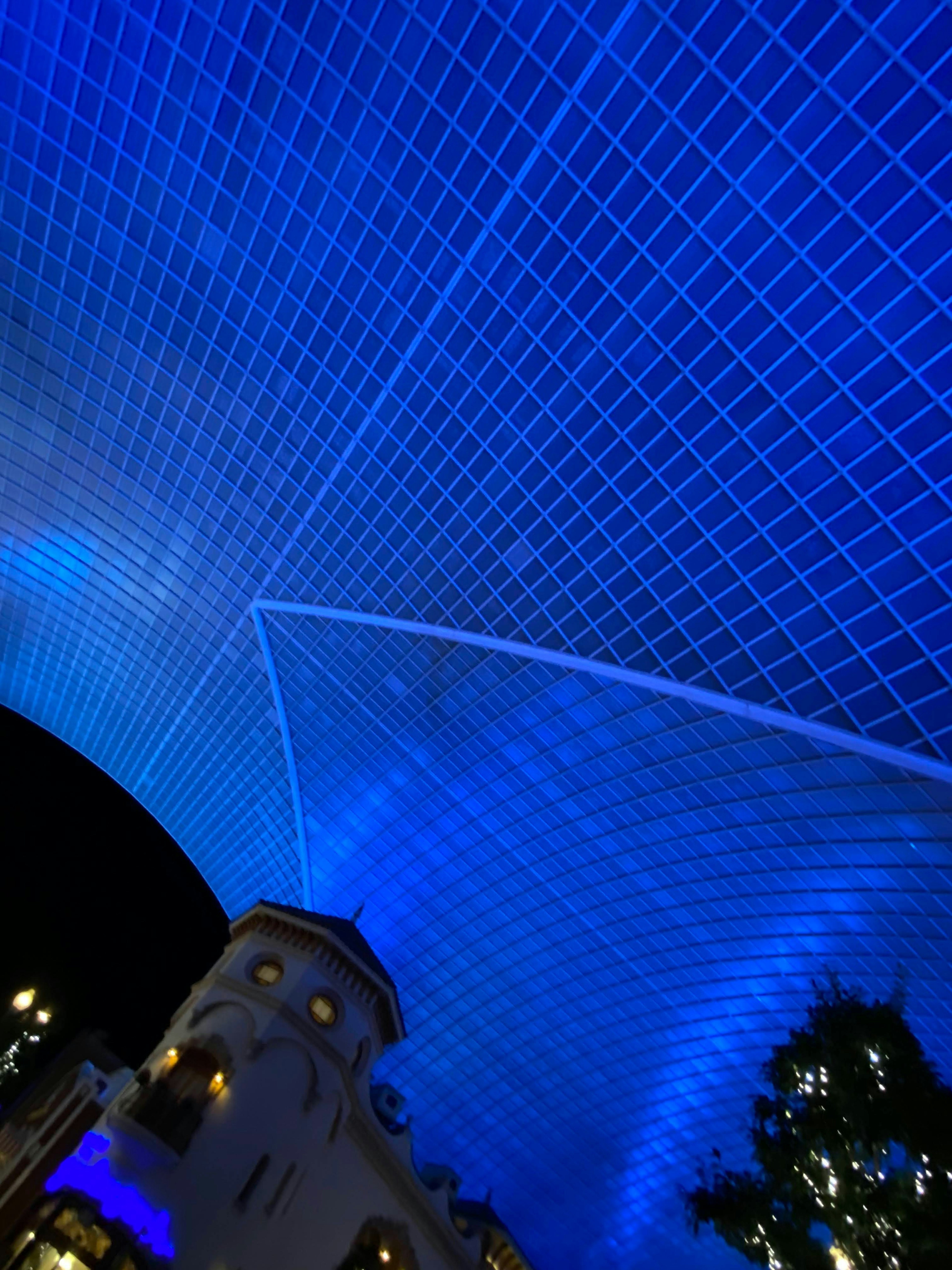 Plafond en grille bleu avec paysage urbain nocturne