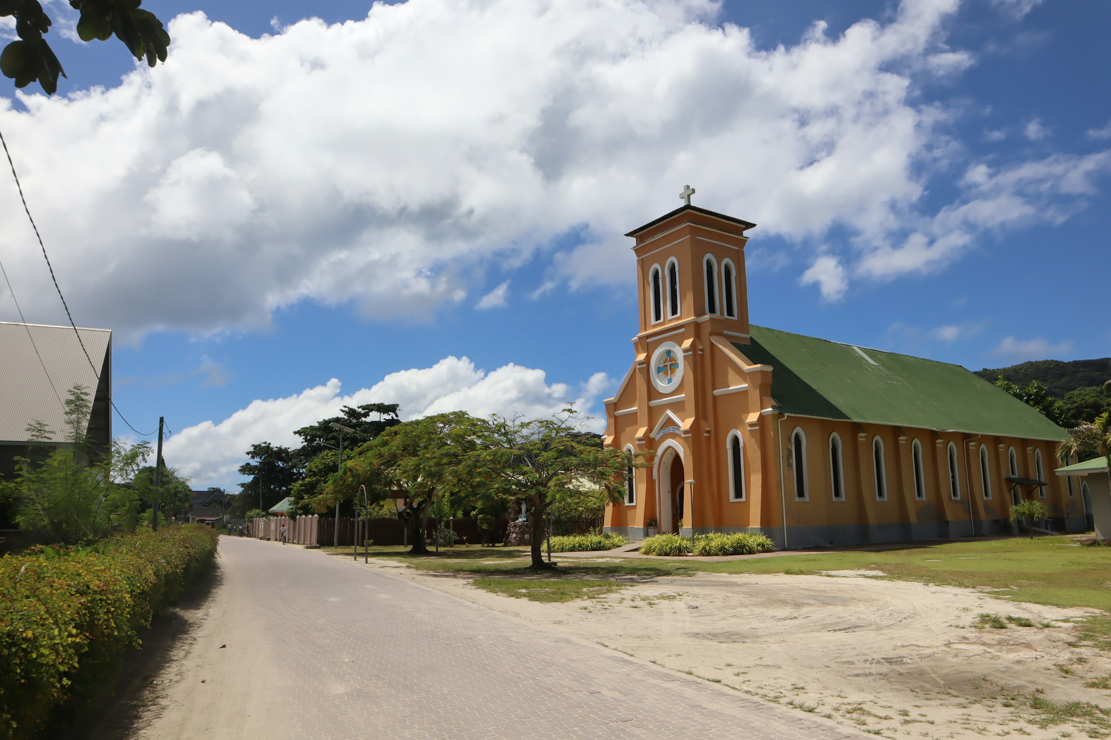 Una hermosa iglesia naranja de pie bajo un cielo azul