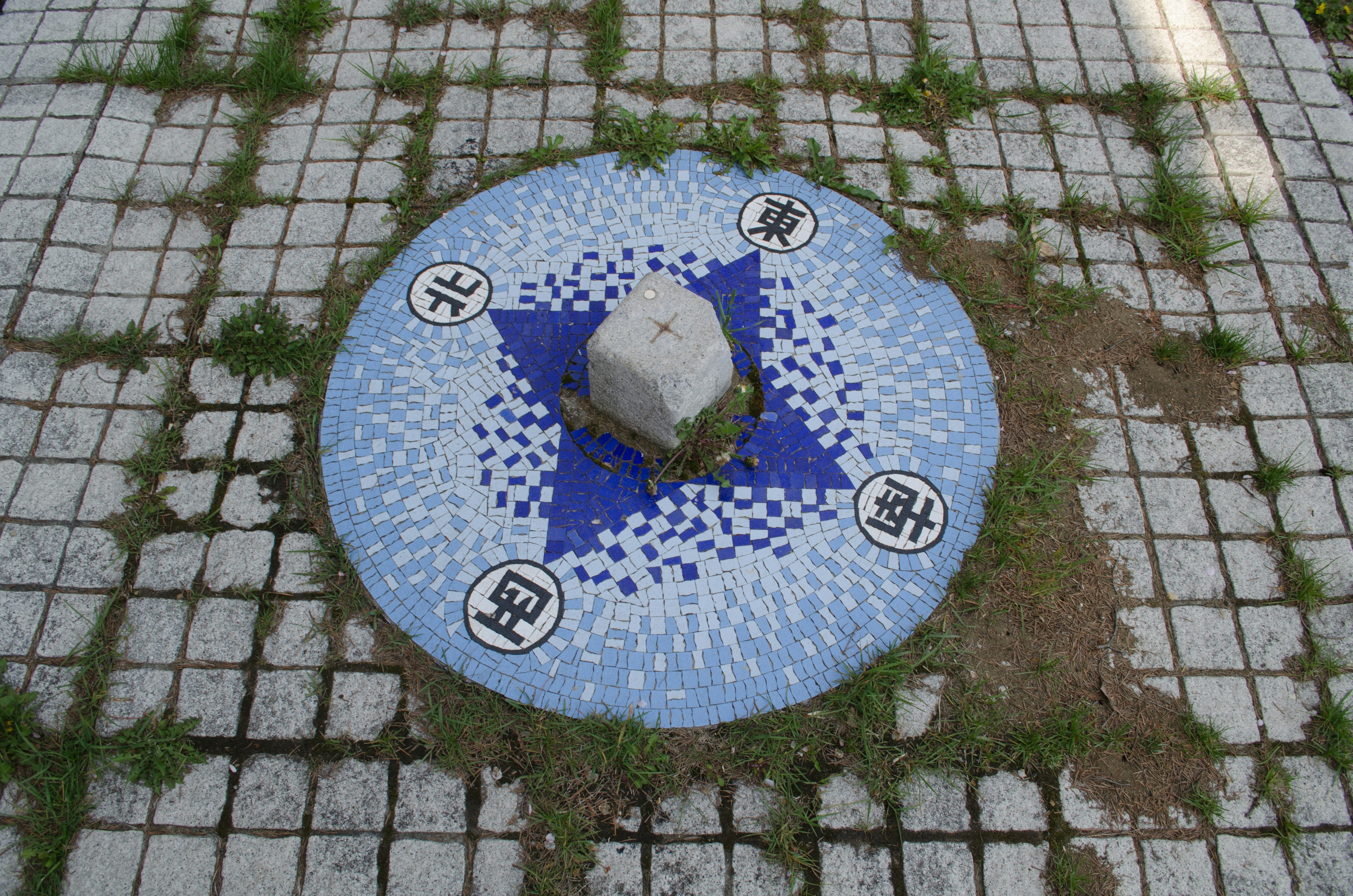 Bodenverzierung mit blauem Sternmuster und zentralem Stein