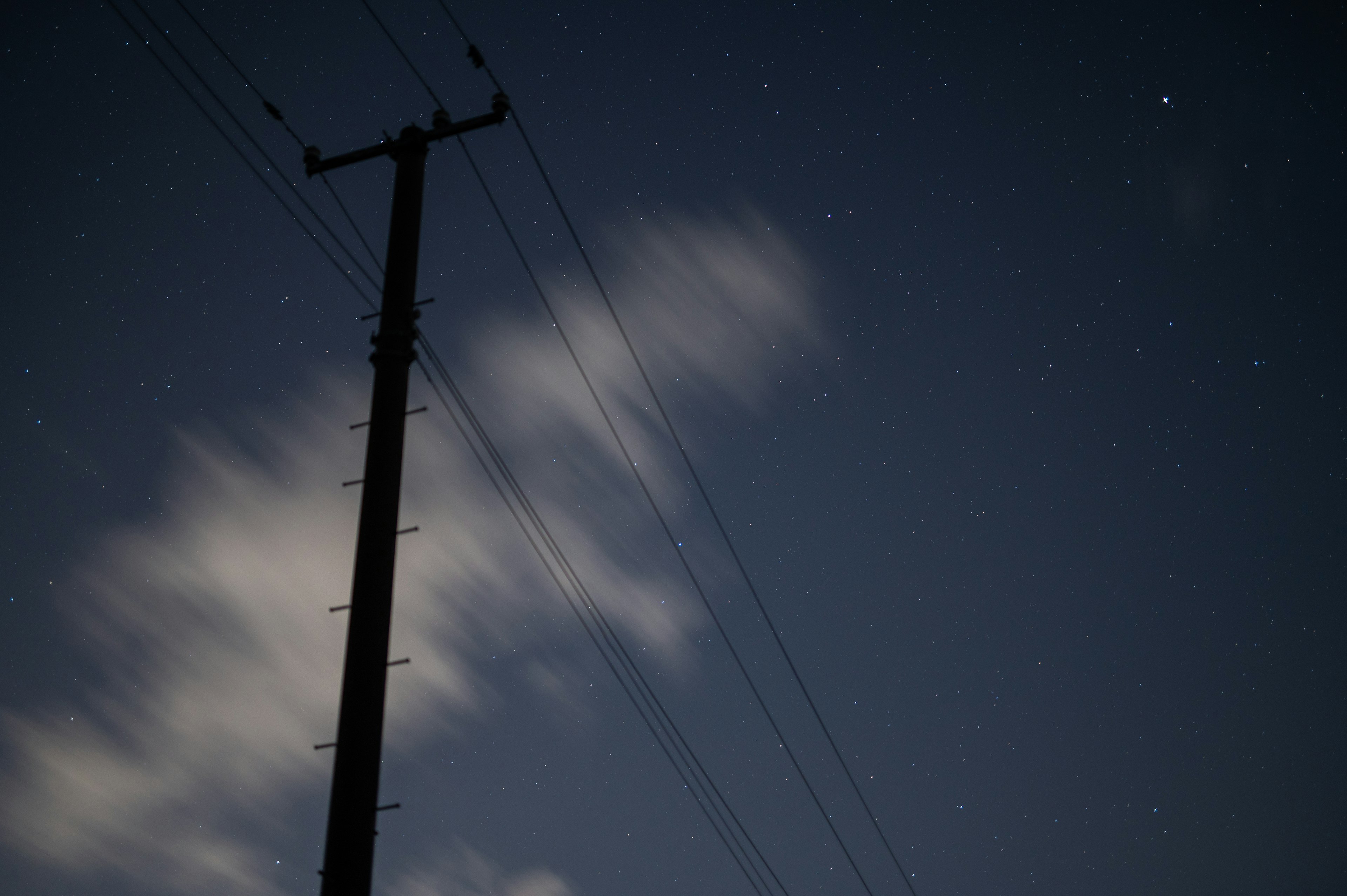 Silhouette de un poste de luz contra un cielo estrellado