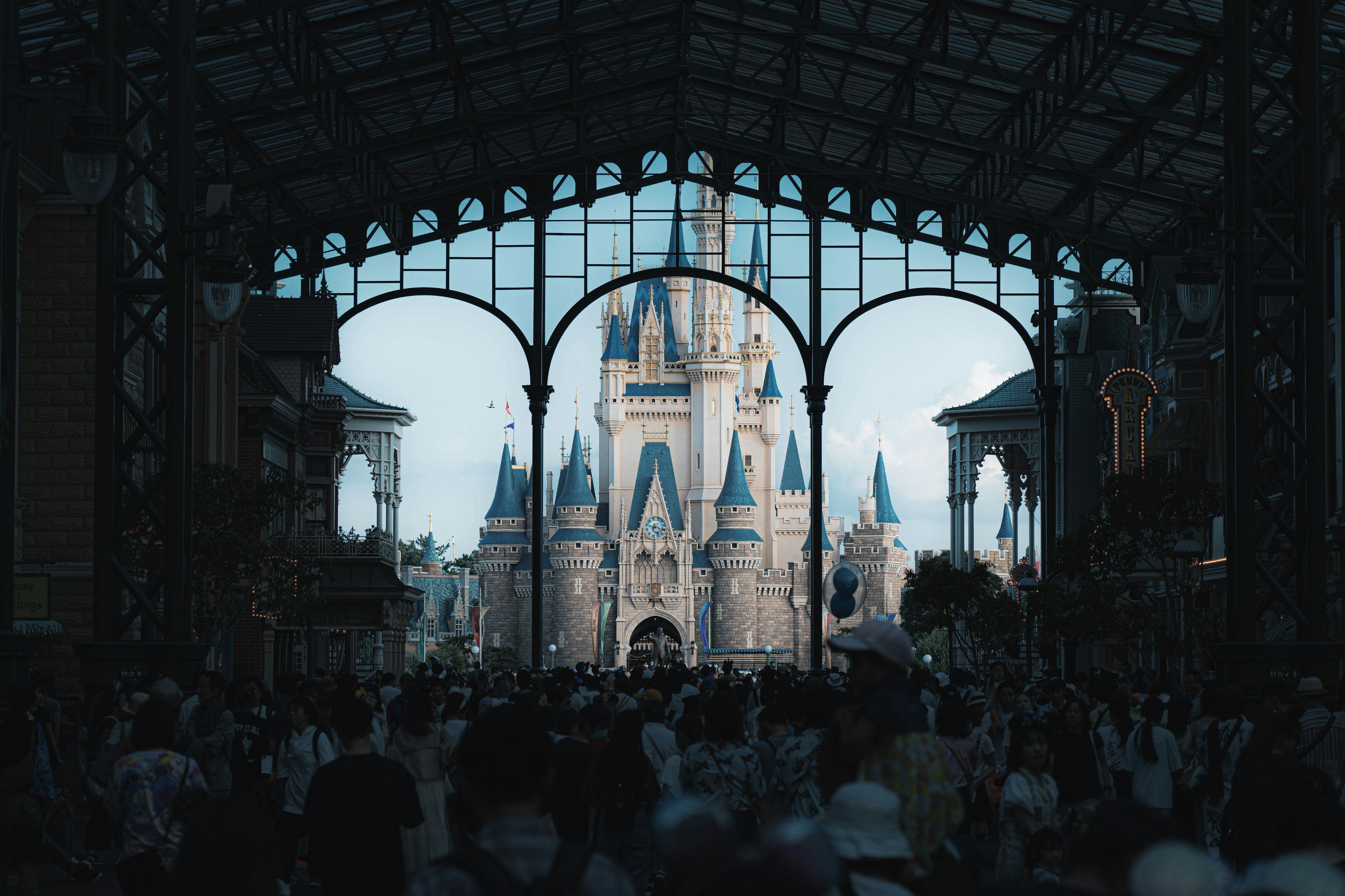 Image du château de Cendrillon sous un ciel bleu avec une foule de personnes