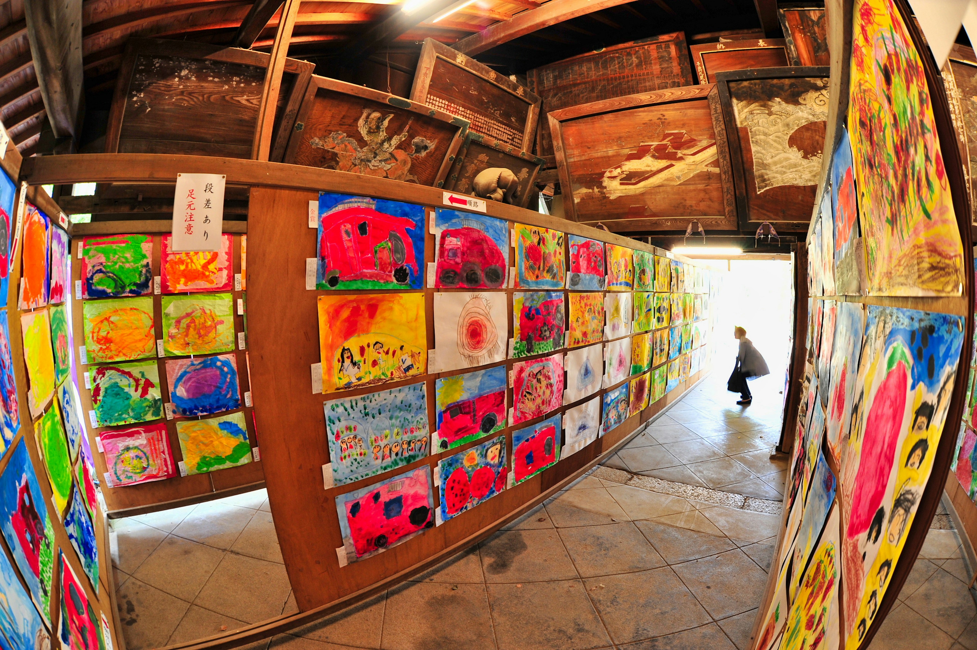 Interior de una galería de arte con pinturas coloridas en exhibición