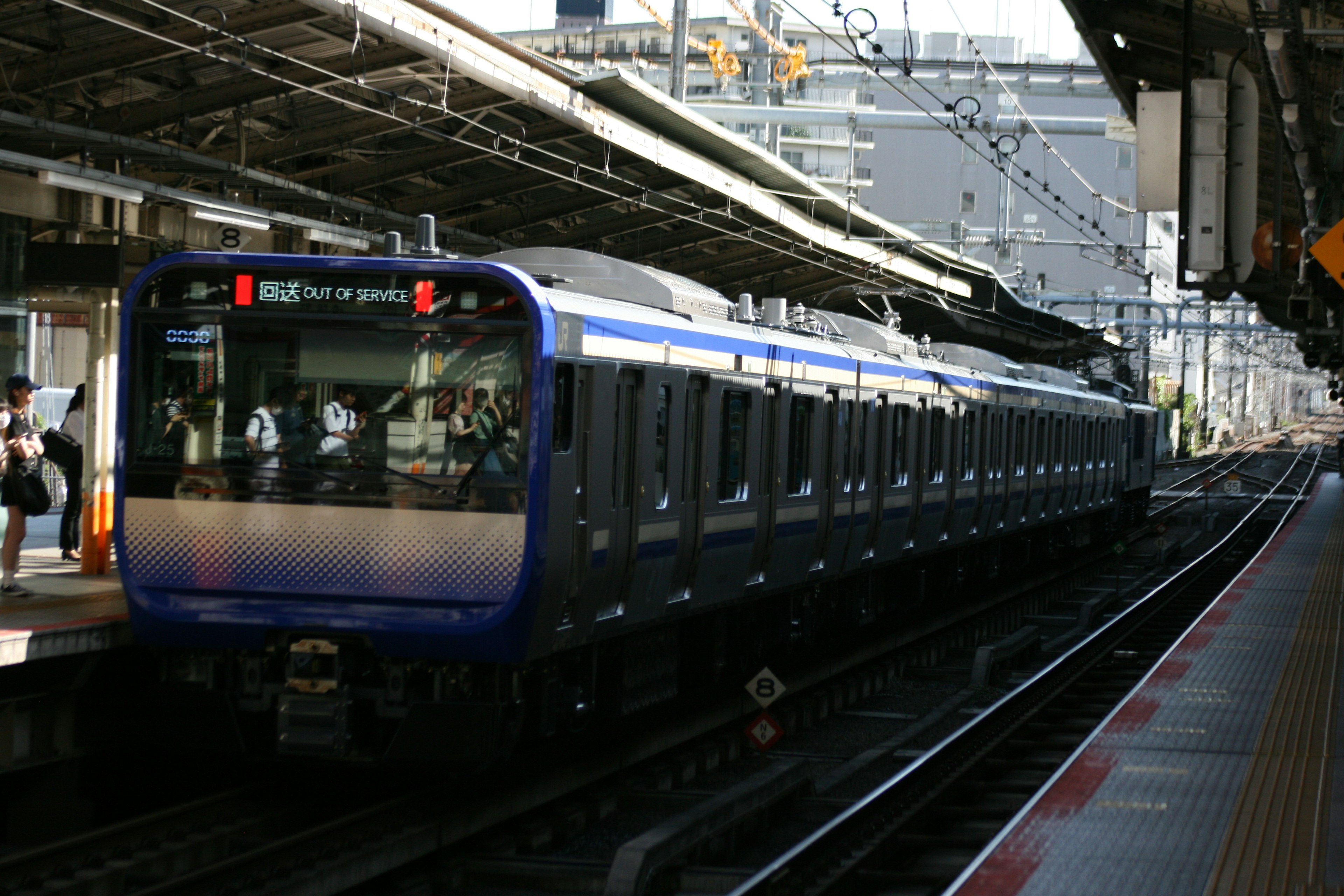 青い電車が駅に停車している写真