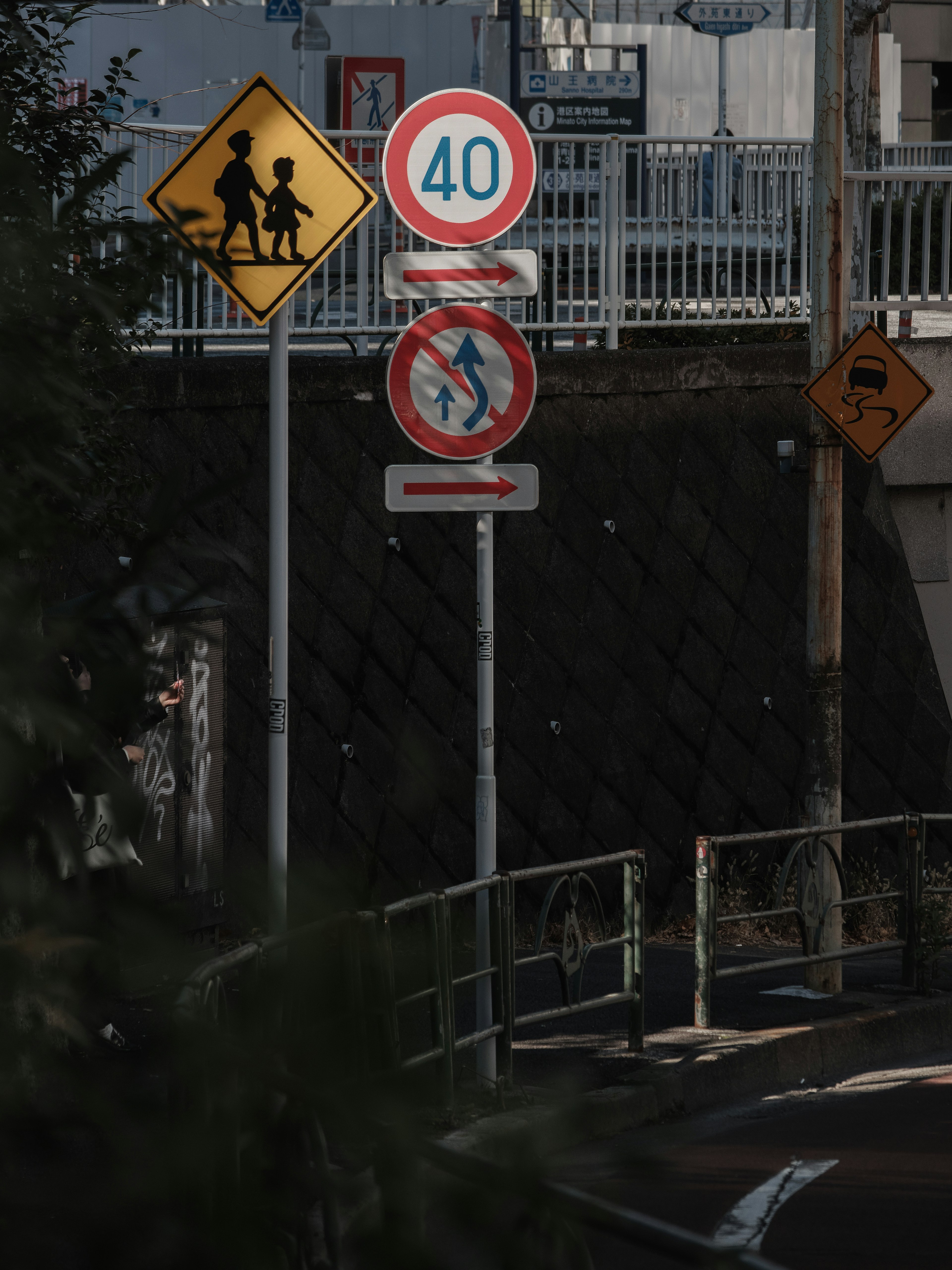 交通標識と子供のシルエットが見える街の風景