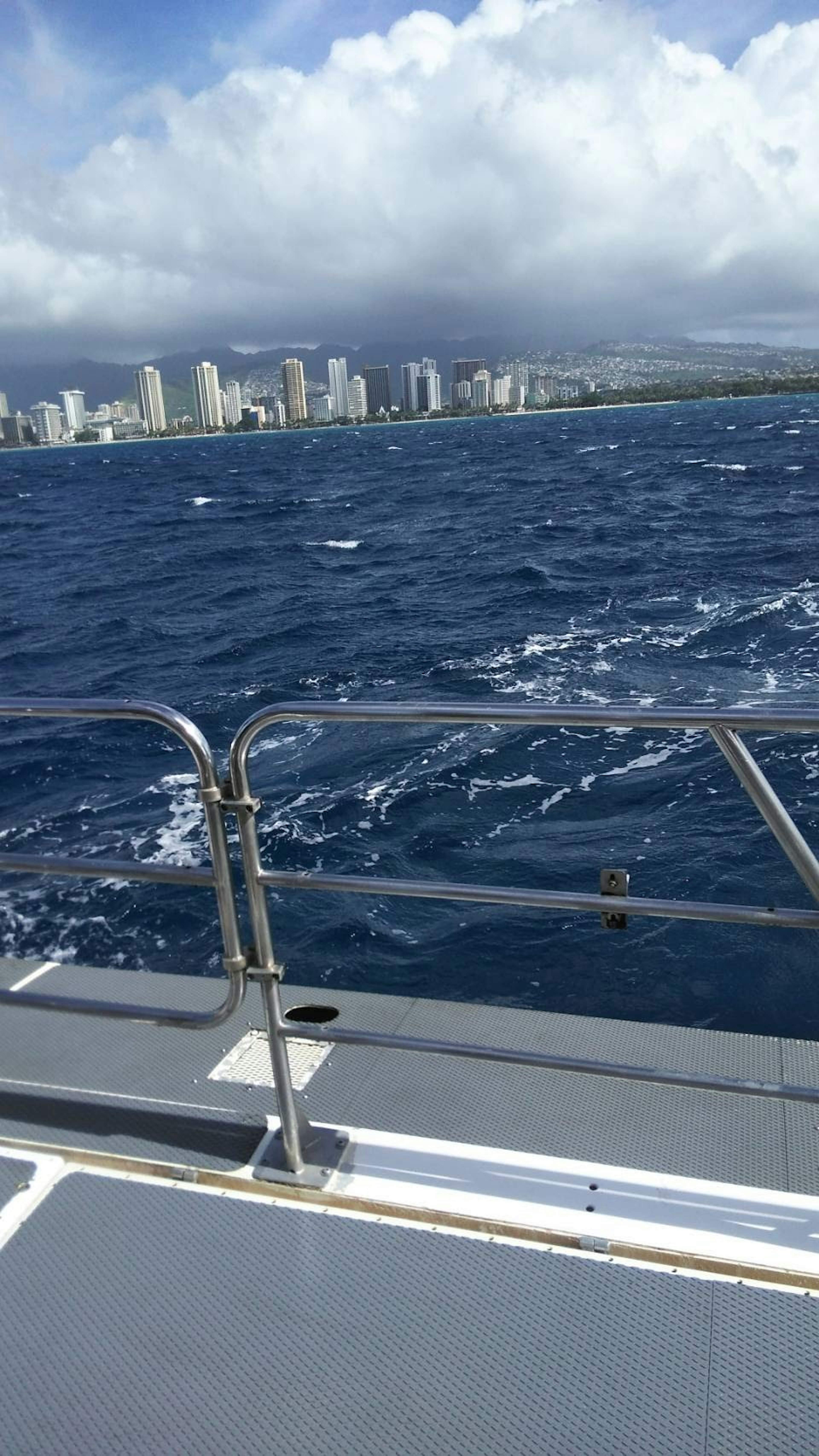 Blick auf die Skyline von Honolulu und Diamond Head von einem Boot auf dem Ozean