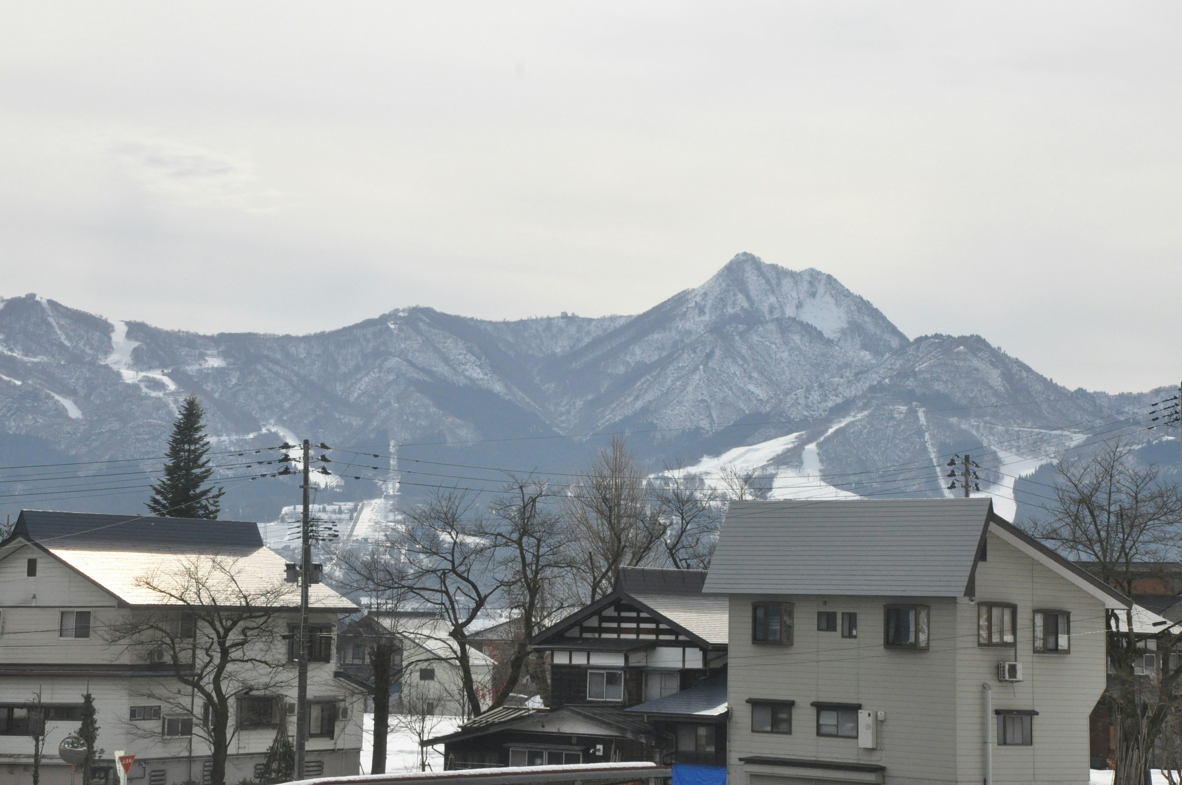 雪覆盖的山脉和房屋的美丽景观