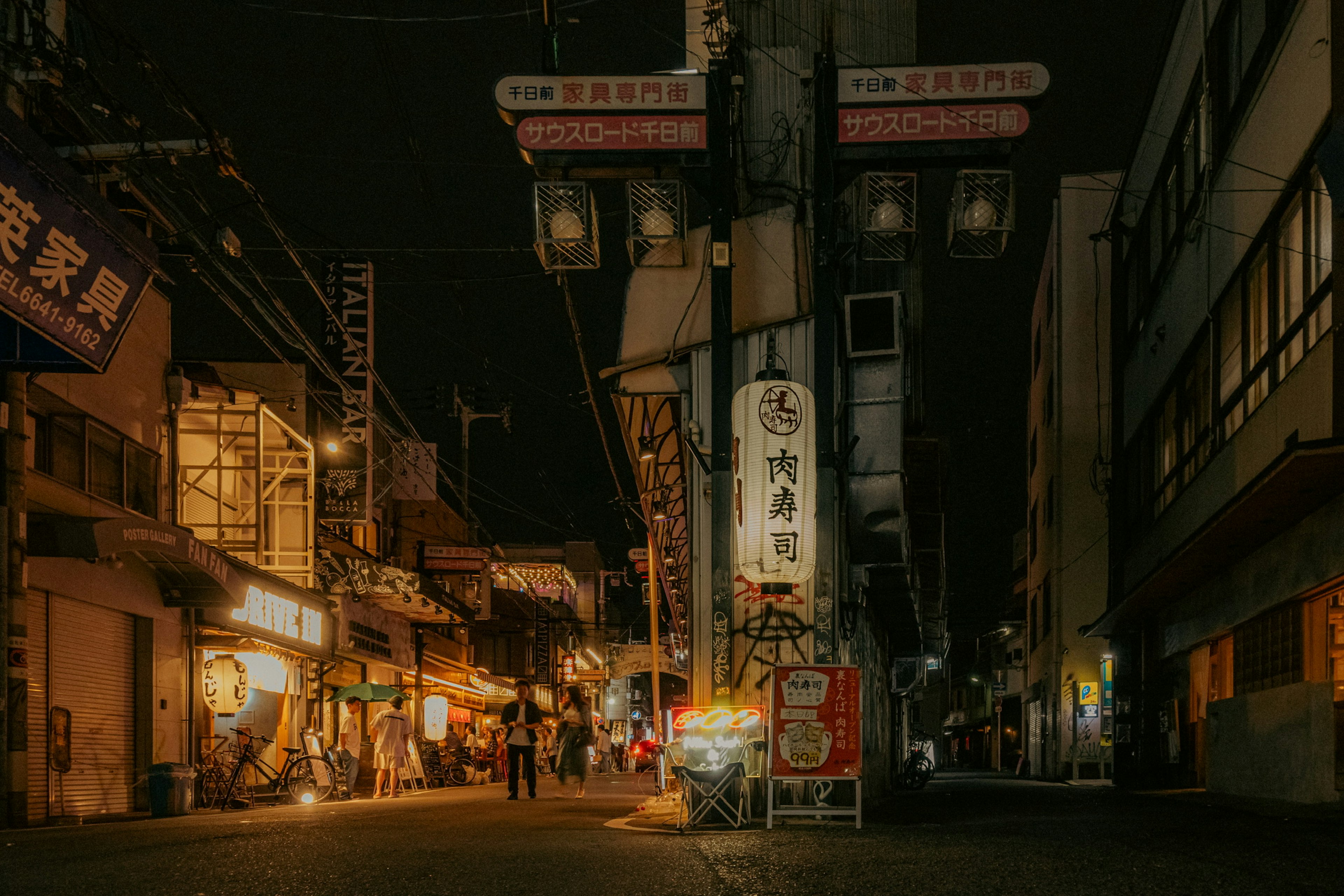 밤에 조명이 켜진 일본 상점가