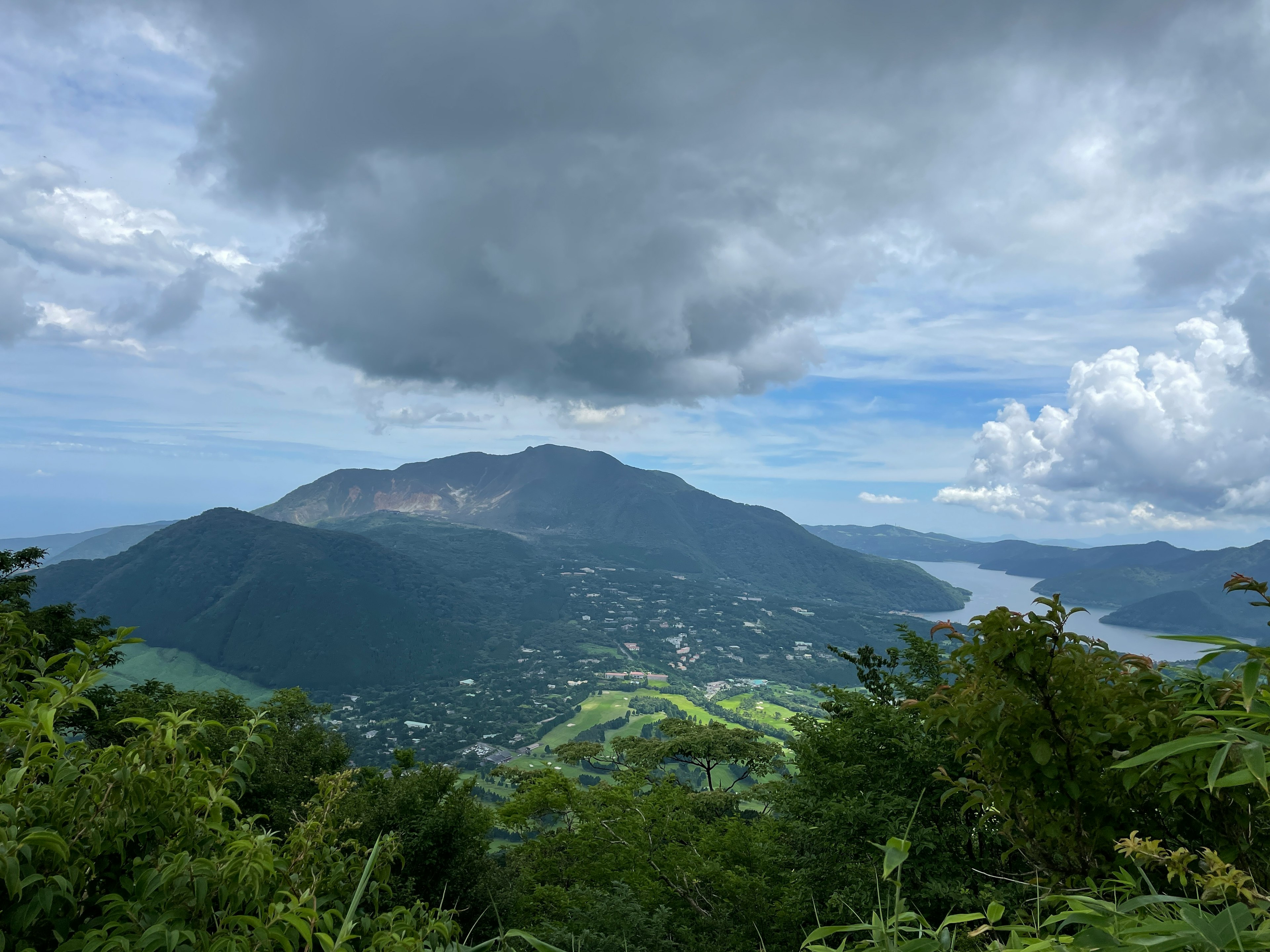 山与湖的风景在阴云密布的天空下