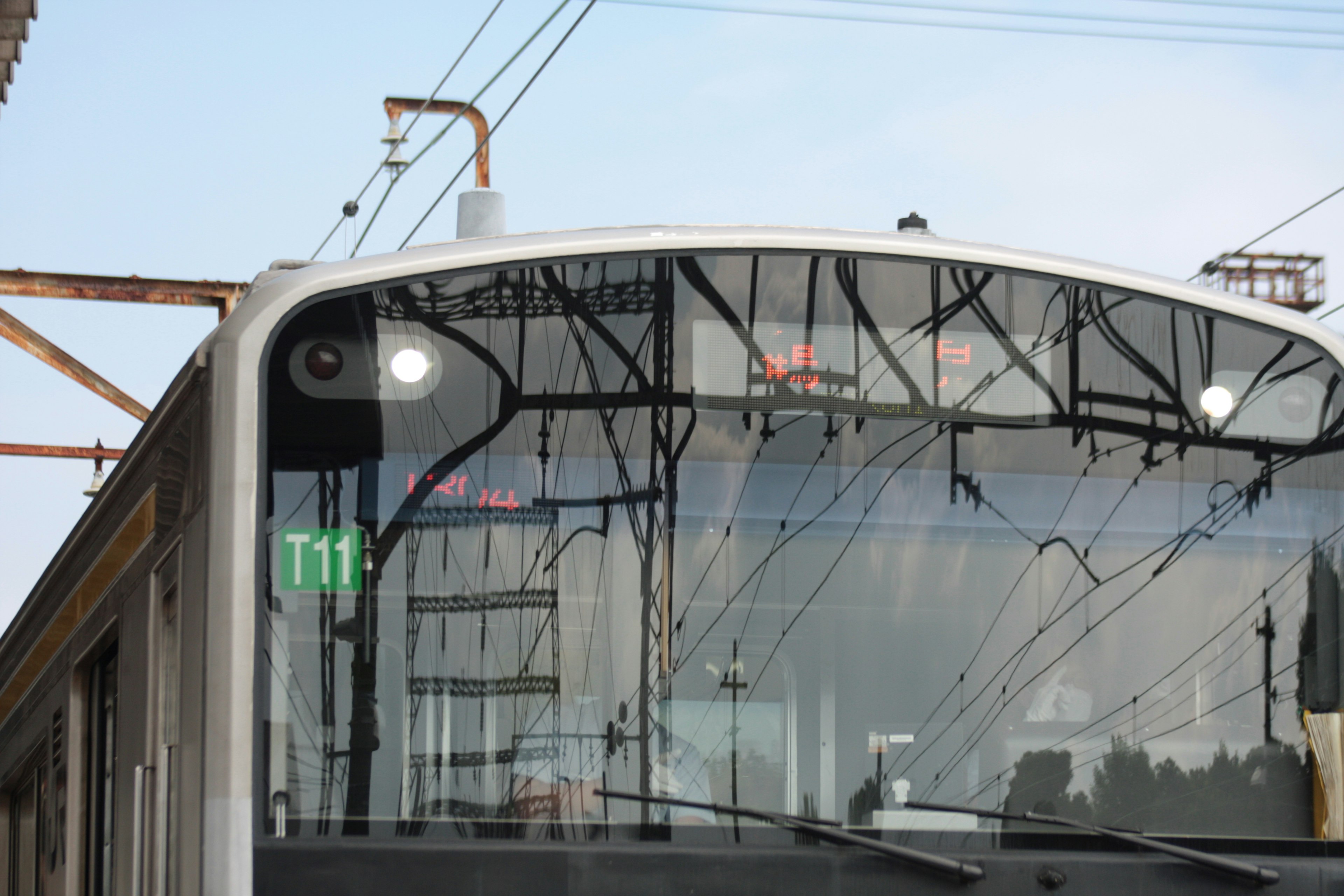 Image de l'avant d'un train avec un signal vert affiché