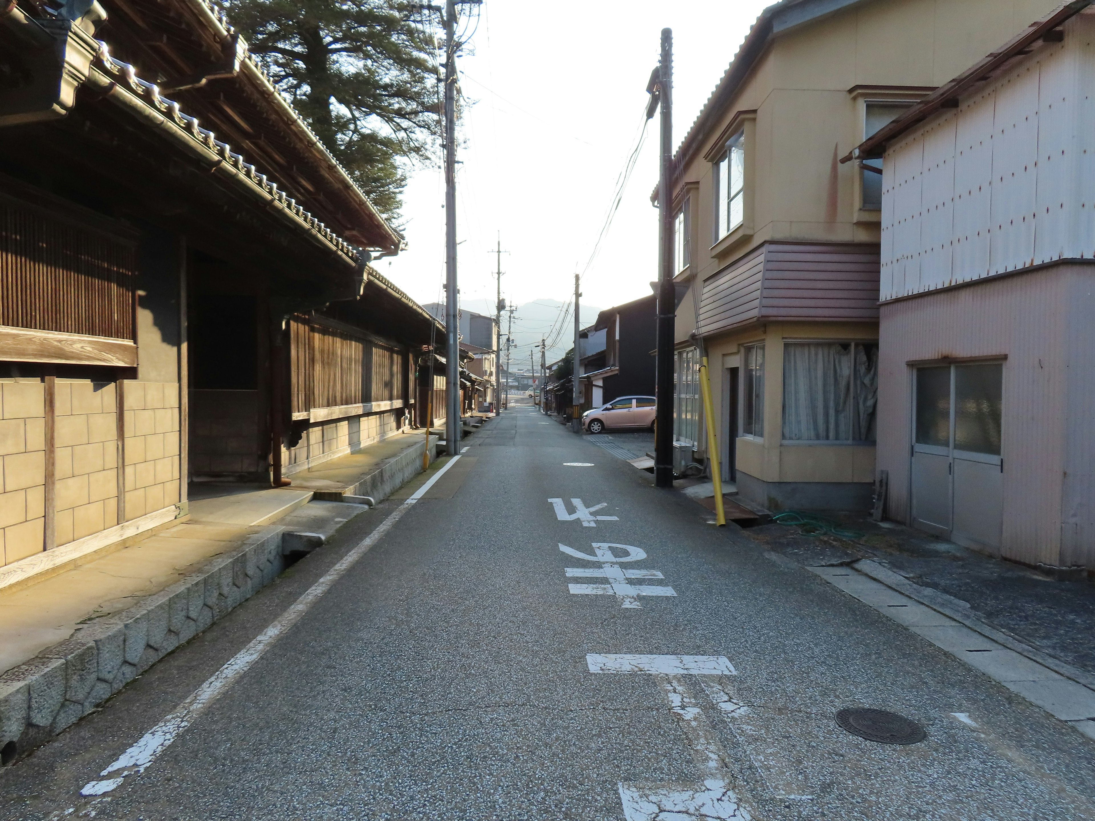 Calle estrecha que muestra la arquitectura japonesa tradicional