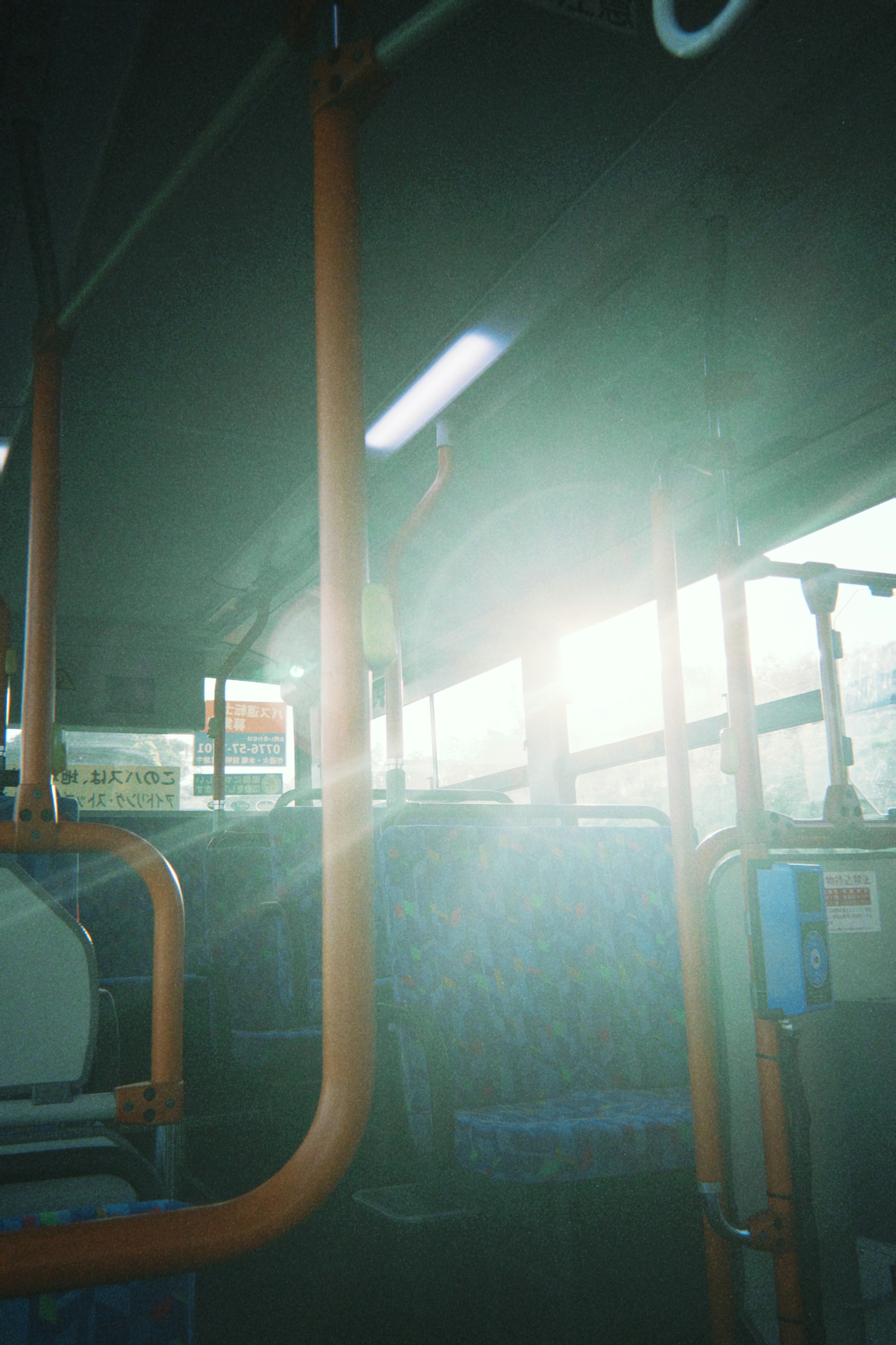 Interno di un autobus con la luce del sole che entra dalle finestre